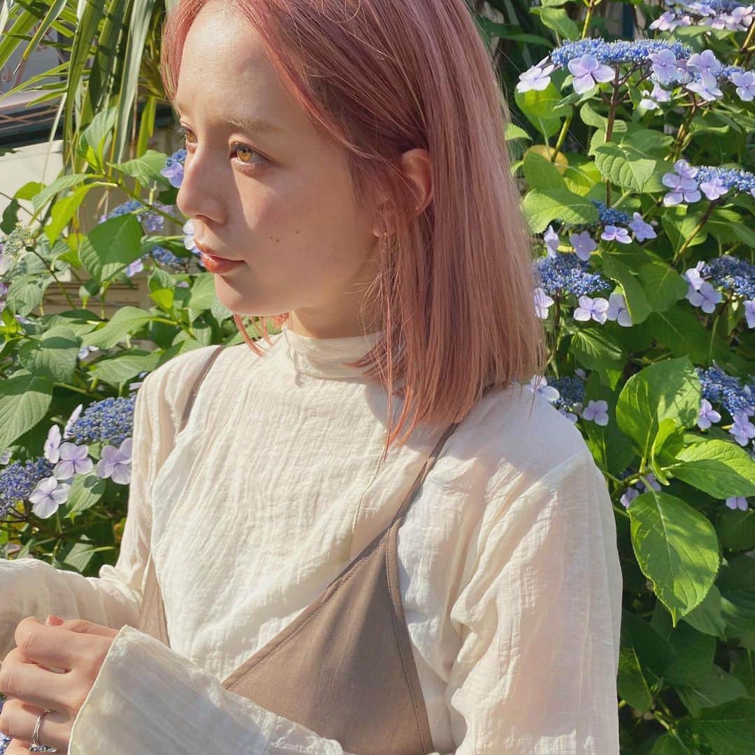 目見田早弥子のインスタグラム：「| ✂︎ ドライヤーがしんどすぎるという理由で バッサリ切ってもらいました🍋 伸びきった根元も、全頭ブリーチして復活😭✨ あ〜これでかなりストレスが取り払われた..🌼 @ryo_hair @blink_hair」