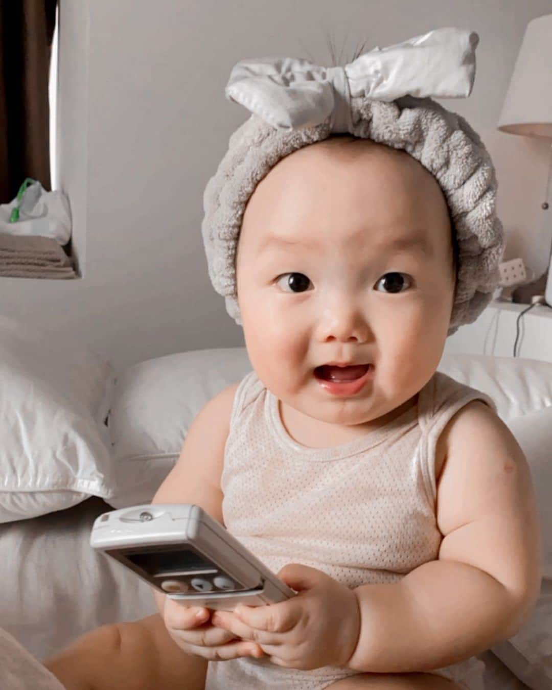 MOMOツインズのインスタグラム：「Granny Luke 👵🏻 #8months #remoteobsession」