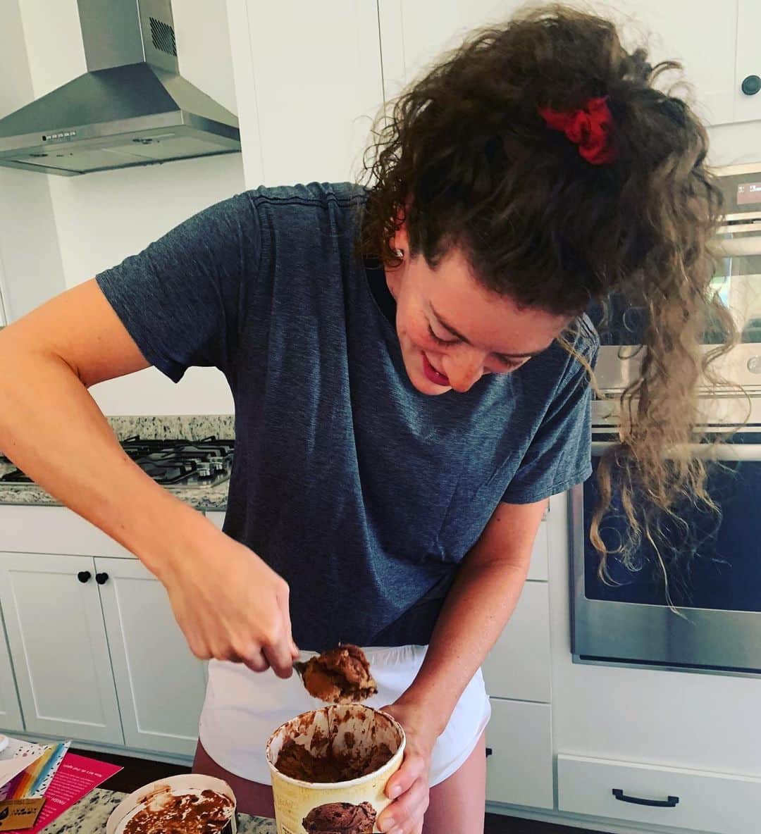 アリソン・シュミットのインスタグラム：「Thirty, flirty, & thriving 🎈」