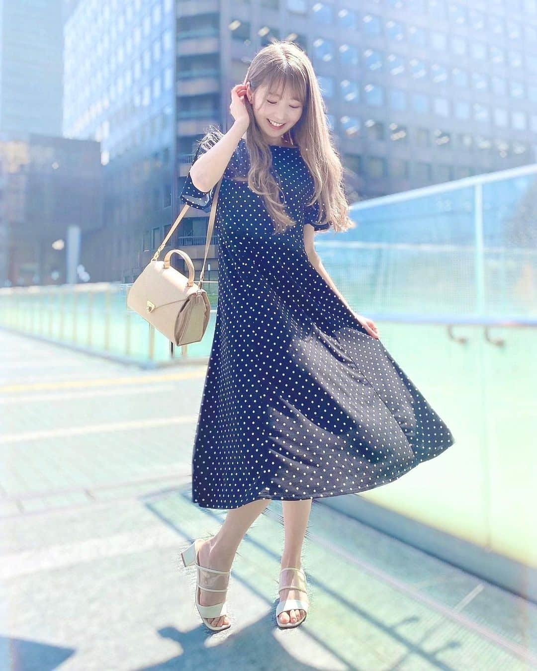 大谷映美里さんのインスタグラム写真 - (大谷映美里Instagram)「🖤 ㅤㅤㅤㅤㅤㅤㅤㅤㅤㅤㅤㅤㅤ 明るい髪色楽しい( ˆᴗˆ ) ㅤㅤㅤㅤㅤㅤㅤㅤㅤㅤㅤㅤㅤ このワンピは #gu のセールで790円でしたっ😳♡ 着心地良くて楽ちんで、可愛い最高…！ ㅤㅤㅤㅤㅤㅤㅤㅤㅤㅤㅤㅤㅤ ブラウンも持ってるよ💭より上品な感じで可愛くて🐻✨ ㅤㅤㅤㅤㅤㅤㅤㅤㅤㅤㅤㅤㅤ サンダルは #snidel 、バッグは昨年の #lilybrown  イヤリングとリングは #liquem です ❤︎ ㅤㅤㅤㅤㅤㅤㅤㅤㅤㅤㅤㅤㅤ 今週も頑張ろうね！」6月8日 22時31分 - otani_emiri