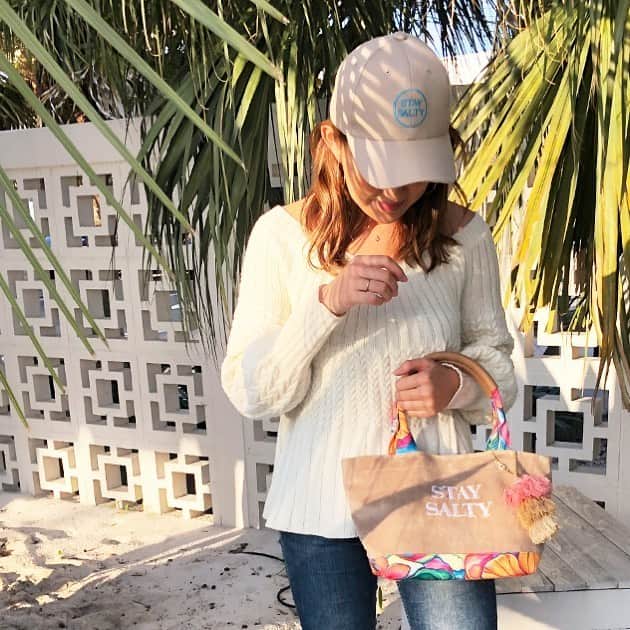 ラレイアのインスタグラム：「🌴 残りわずかシリーズ🧡 ・ "STAY SALTY"のロゴがお洒落なキャップはツバ裏にColleen Wilcoxのアートがデザインされています😊💓 ・ こちらも残りわずかになっております🙏💦 ・ 完売次第、再入荷の予定は未定となりますのでお早めに🙈 ・ ・ ・ そして #楽天 スーパーSALE開催中です👏✨ 今だけ限定のUP TO 60%OFFセールも開催中！ クーポンもご利用可能なのでお見逃しなく😍 ・ ・ ・ ---La Leia Precious Life(ラレイア)--- @laleia_official ・ 楽天市場店 https://www.rakuten.co.jp/laleia-p-life/ ・ au wowma店 https://wowma.jp/user/52666346 ・ Yahooショッピング店 https://shopping.geocities.jp/laleia-p-life/ ・ ・ @laleia_official  @colleenwilcoxgallery_jp  #colleenwilcox#art#hawaii#aloha#surf#beach#laleia#ハワイ#フォトジェニック#インスタ映え#インスタ女子#アロハ#ビーチ#海を感じる雑貨#ラレイア#アート#ビーチガール#サーフスタイル#大人カジュアル#キャップ #コリーンウィルコックス#ギフト#プレゼント」