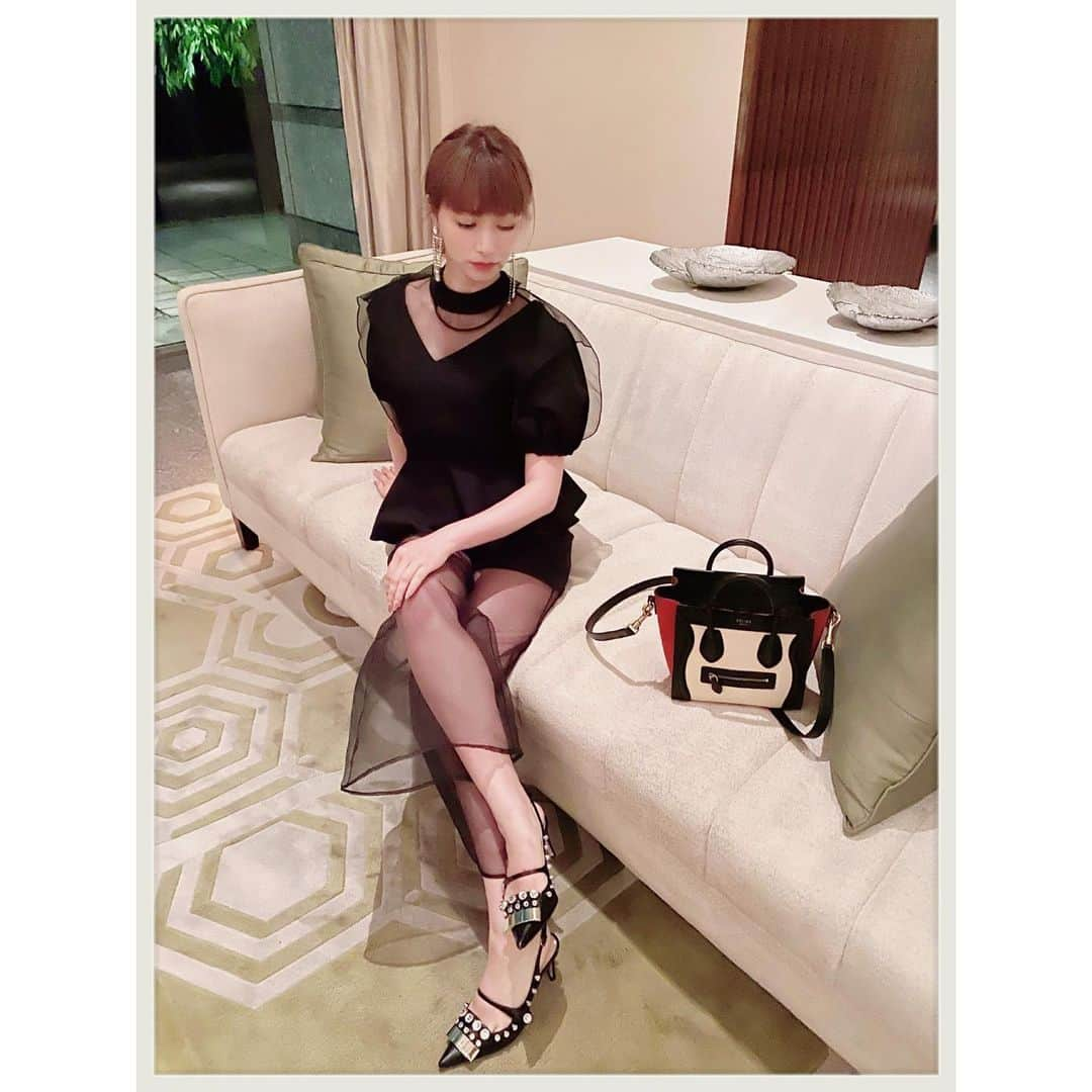 知華さんのインスタグラム写真 - (知華Instagram)「2020.06.08  #着飾る愉しみ 👗#lillilly 👠#sergiorossi 👜#celine 惜しい。マグネループが見えてる😂  #ピップエレキバン  #必須」6月8日 22時44分 - tomoca1204