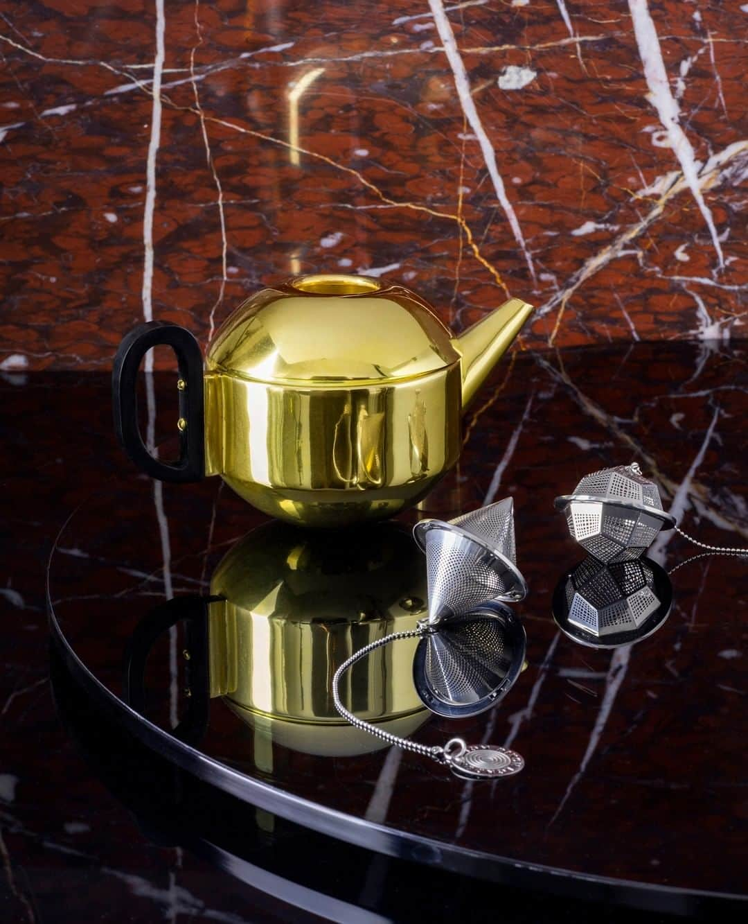 トム ディクソンさんのインスタグラム写真 - (トム ディクソンInstagram)「Let's have a brew. ⁠ ⁠ FORM teapot: an archetypical British mascot; a round teapot made from spun brass, polished and then dipped in a warm gold wash to give a subtle matt surface.⁠ ⁠ #tomdixon #tomdixonFORM #teapot #gold #metallic #putthekettleon #brew #designaccessories #etchtheclipper」6月8日 22時44分 - tomdixonstudio