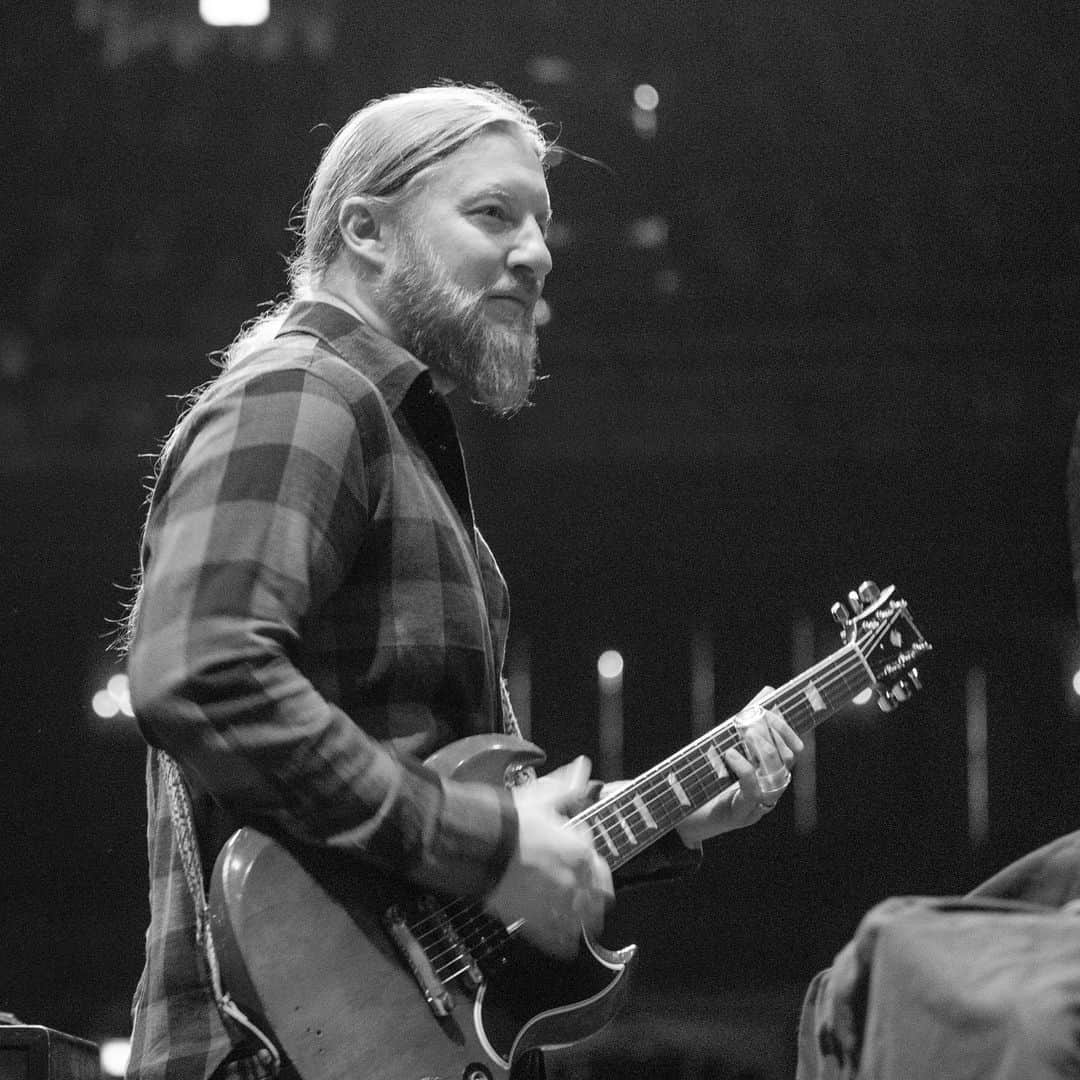 テデスキ・トラックス・バンドのインスタグラム：「Please join us in sending love and best birthday wishes to our bandleader Derek Trucks. From your countless admirers around the world and your entire TTB family: happy birthday Derek!!」