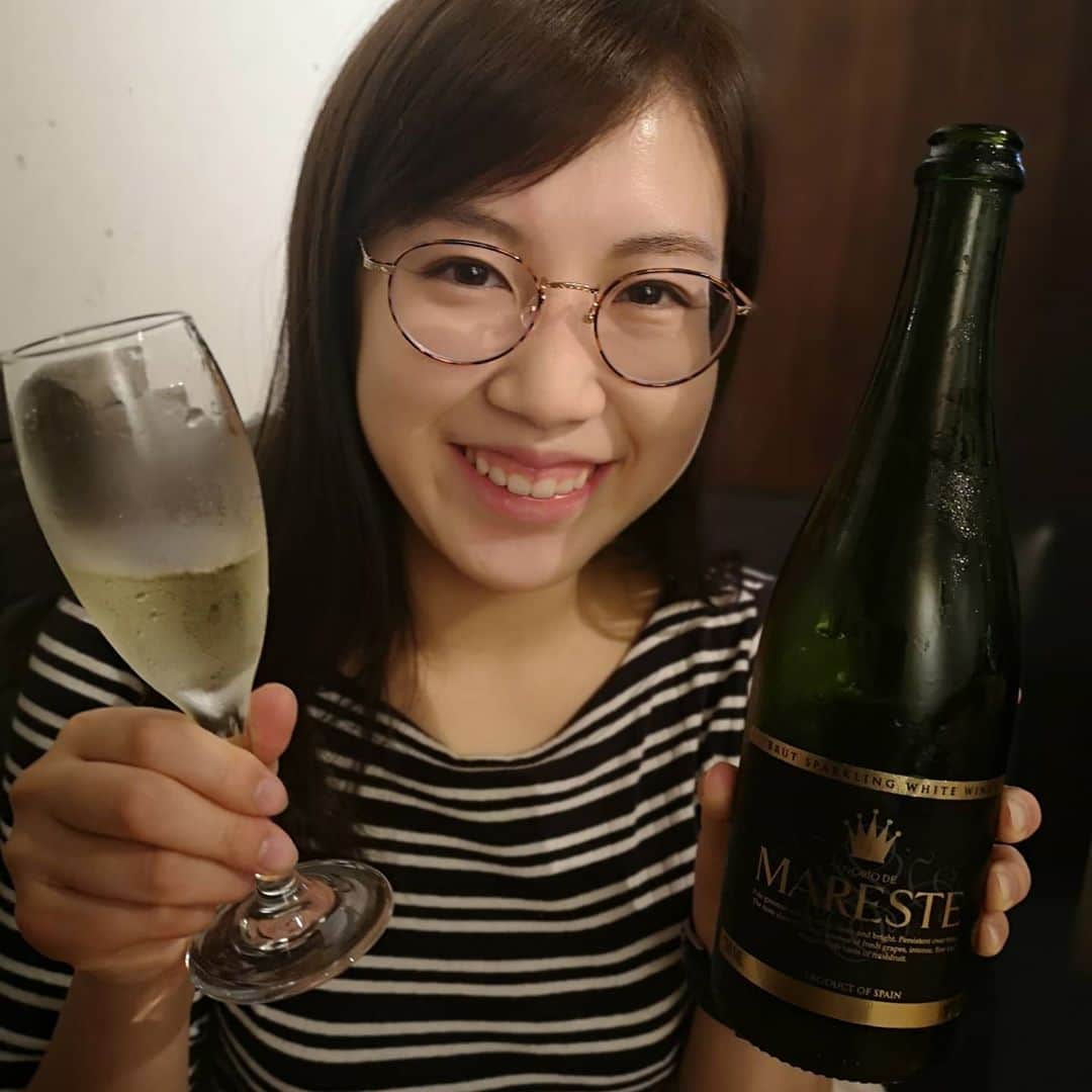 石川奈津紀さんのインスタグラム写真 - (石川奈津紀Instagram)「【SPARKLE🥂】 たまにはスパークリングワイン🍷✨ しってる？わたしが所属してるのって 🌟TBS SPARKLE 🌟なんだよ。 はじける って意味のほかに スーパークルー っていう意味があるらしい。 * 楽しすぎてこの写真爆笑。 * #女子アナ唎酒師 #日本酒 #日本酒🍶#日本酒好き #日本酒好きな人と繋がりたい #日本酒女子 #sakemake #japanesesake #sake #ポン酒タグラム #日本酒ナビゲーター #唎酒師 #ごちそうさまでした #おうち飲み #たまにはワイン」6月8日 23時01分 - natsukiishikawa1011