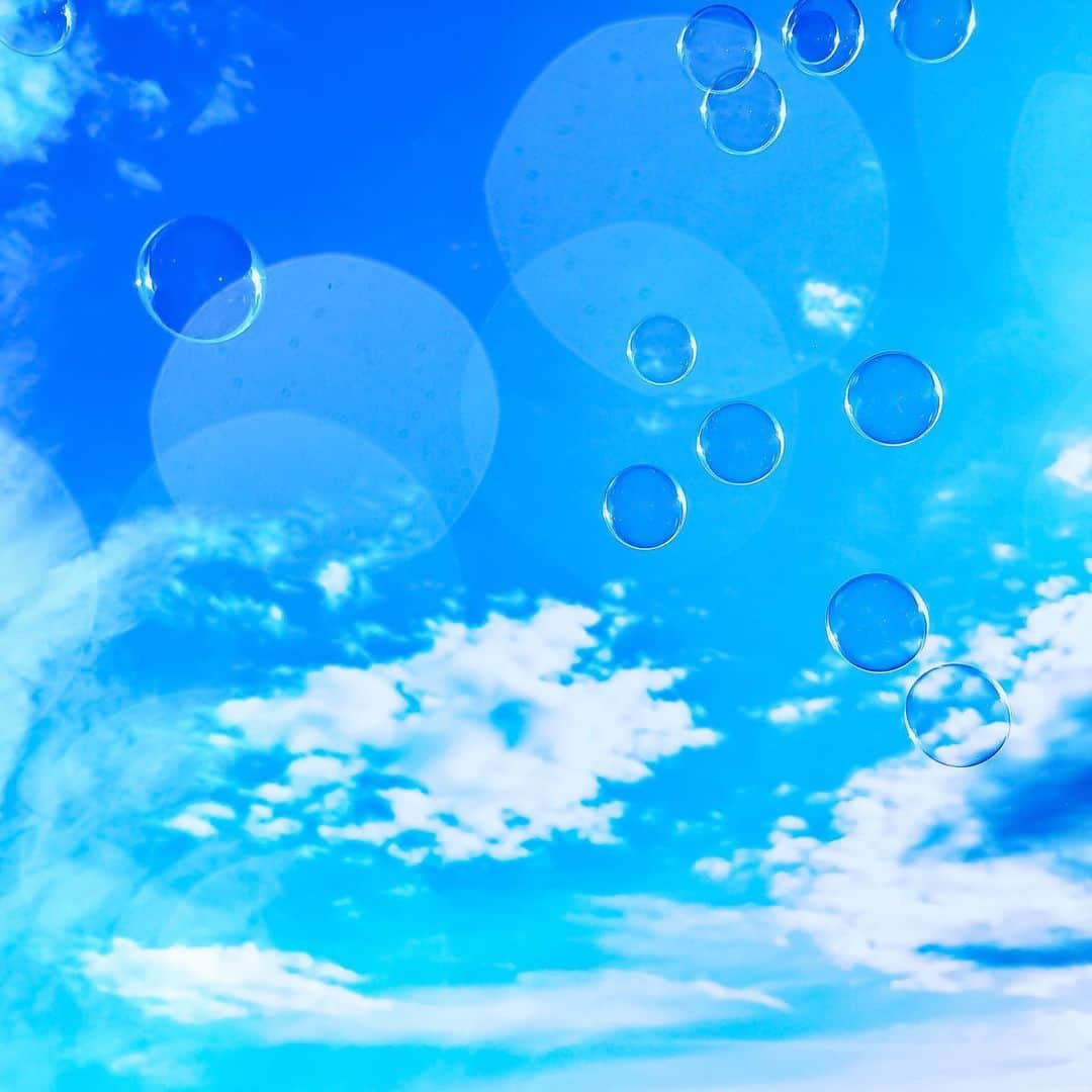 わっち☆ wacchiさんのインスタグラム写真 - (わっち☆ wacchiInstagram)「* 「僕と君ならきっと越えて行けるさ」 そう言った君の声が　細く震えていたんだ  #シャボン玉 #soapbubble #空 #sky #青 #blue #グラデーション #gradation  #多重露光 #multipleexposure  #iphonex #iphoneonly #iPhonegraphy #igers #igersjp #instagramjapan #mwjp #WEBSTAPICK #VSCOcam #vsco #vscogood_ #vscogoodshot #hueart_life #shootermag #shootermag_japan #ig_photooftheday #reco_ig #indies_gram」6月8日 23時00分 - 2b1yro_
