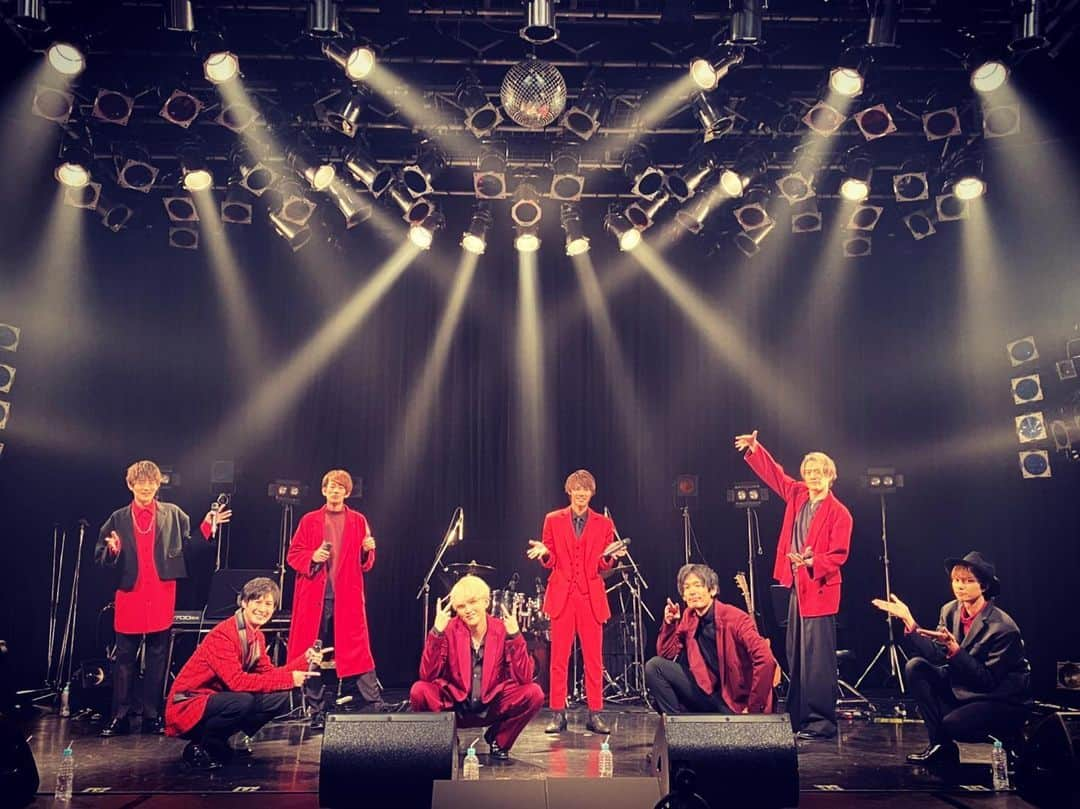 向山毅さんのインスタグラム写真 - (向山毅Instagram)「#SOLIDEMO #Collars #LIVE #ONLINE #artist #singer #vocalist  最幸でした。 ありがとうございました！！！ 和也と木全の生誕コーナーも最幸やったなぁ〜。 それぞれの色があってカッコ良かった！！ やっぱ会場にCollarsのみんながおって早くライブがしたい！！ ７月配信リリース決定！！ 「コトバのカケラ」お楽しみに！！！！！！！！」6月8日 23時01分 - take_solidemo