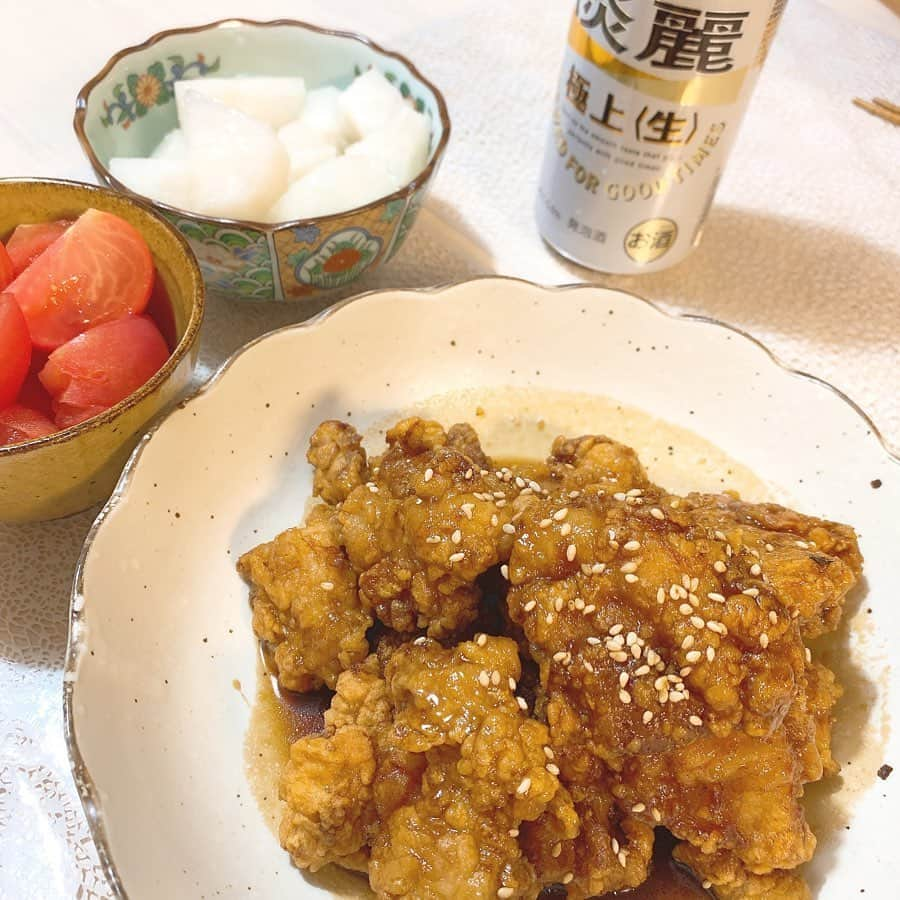 兼田日向子のインスタグラム：「🐔 甘辛ダレから揚げとビールで優勝🍺 . 米粉を使ってサクッと軽い食感が美味しい💓 カロリー的に魔の二度揚げは、さっくりするのでやめられないです🤤 . 本当はヤンニョムチキン的なのを 作りたかったんけど 普通に美味しい甘辛ダレから揚げになりました🍚 唐辛子パウダーとかコチュジャン入れればよかったのかな？🤔 . トマトと大根の漬物も一緒に🍅 . 《レシピ》 ①#鳥もも肉 を料理酒・塩胡椒・すりおろしにんにく・牛乳に30分位漬けておく ②ソース作り！ 醤油3、料理酒2、水2、オイスターソース1を混ぜ合わせておく ③溶き卵1コ、米粉3:薄力粉1の割合で衣をつける ④米粉に塩こしょうを混ぜたものを表面にまぶす ⑤160度の油で揚げる。全体的に火が通ったら一旦取り出す ⑥180度の油で二度揚げしていく ⑦ソースをつくります！ 油適量ですりおろしニンニクを香りが出るまで炒める ⑧ ②で合わせておいたソースを加えて、一煮立ちさせる ⑨ハチミツをけっこうたくさん入れる ⑩フライパンでソースとからあげを絡めて完成です♡ . . . #自炊#自炊記録#ヤンニョムチキン#甘辛チキン#から揚げ大好き#ヤンニョムチキンレシピ#韓国料理#韓国料理レシピ#簡単レシピ#料理好き#胃袋ガッツリつかもう部#米粉から揚げ#おこもりごはん#唐揚げレシピ#女子大生ごはん#大学生料理 #簡単ごはん#鶏もも肉#koreanfood#karaage#cookingram」