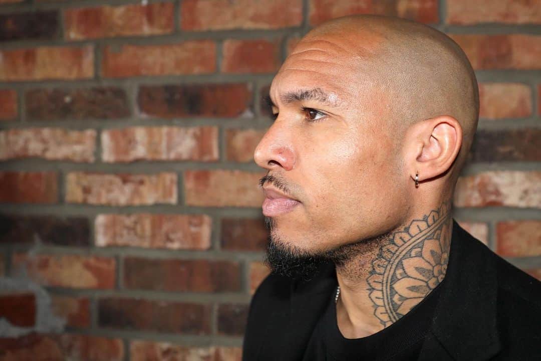 ナイジェル・デ・ヨングのインスタグラム：「“I am a Black man… I build… I don’t tear down other Black men!… I have felt the pain of being torn down and I have decided I will be deliberate about building others! All too often, we men find it easier to criticize each other instead of building each other up. With all the negativity going around let’s do something positive!! Upload one picture of yourself… only you. Then tag as many brothers to do the same. Let’s build each other up, instead of tearing ourselves down. Together we can make a difference“ ✊🏽🖤 #Blacklivesmatter」