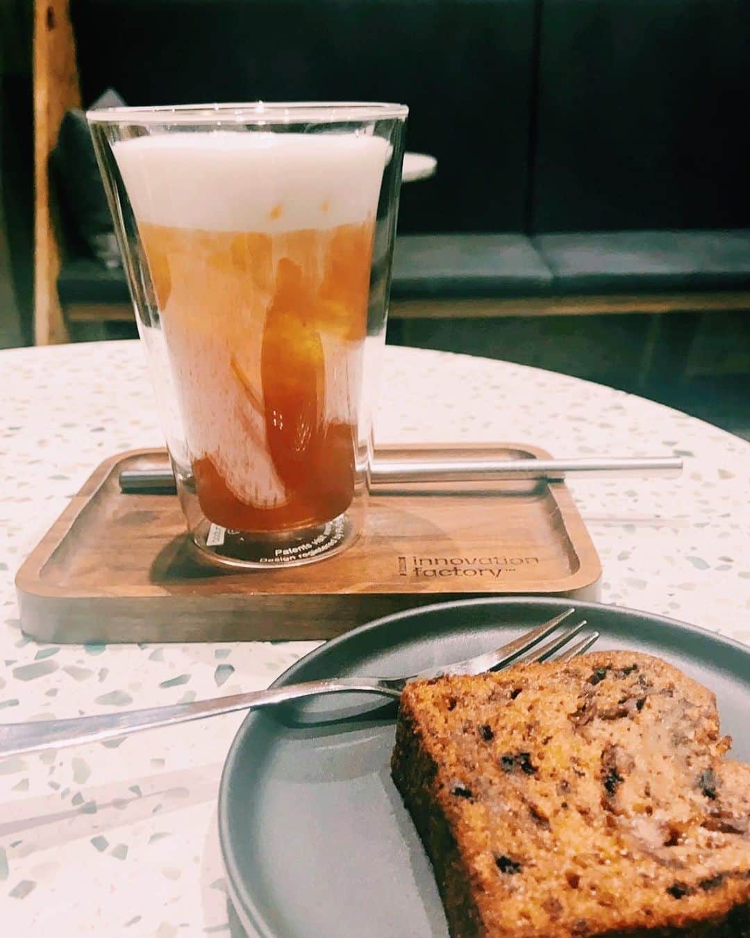 旅ぷらAPTトラベル ハノイ支店のインスタグラム：「・ 【仕事はかどる大人カフェ InFact coffee】 ・ Vincom va trieuからさらに南にくだったところ コワーキングスペースのような落ち着いたカフェ 『In Fact coffee』☕️💕 ・ 各席にコンセントが常備されているので pc作業をするのにおすすめです👩🏻‍💻✨ ・ ここでは、ティーとコーヒーの お洒落なアレンジメニューが豊富☘ ・ 今回 TNKスタッフがたのんだ 『chill out tea(65000vnd/約375円)』 がこのカフェの大ヒットメニュー💓 (※🍺ではありません笑) ・ 甘過ぎず飲みやすく、 とっても美味しいのでおすすめです🥰 一緒に頼んだバナナケーキもしっとりとして 美味しかったです😋  メニューを見ても美味しそうなドリンクばかりなので、 何回か通っていろいろ試したくなりました💓 ・ 旧市街からは離れたバイバーチュンエリアのカフェ なので、在住の方におすすめです✨ ・ ・ 【@infactcoffee】 📍342 Bà Triệu, Lê Đại Hành, Hai Bà Trưng 🕑8:00~22:00」