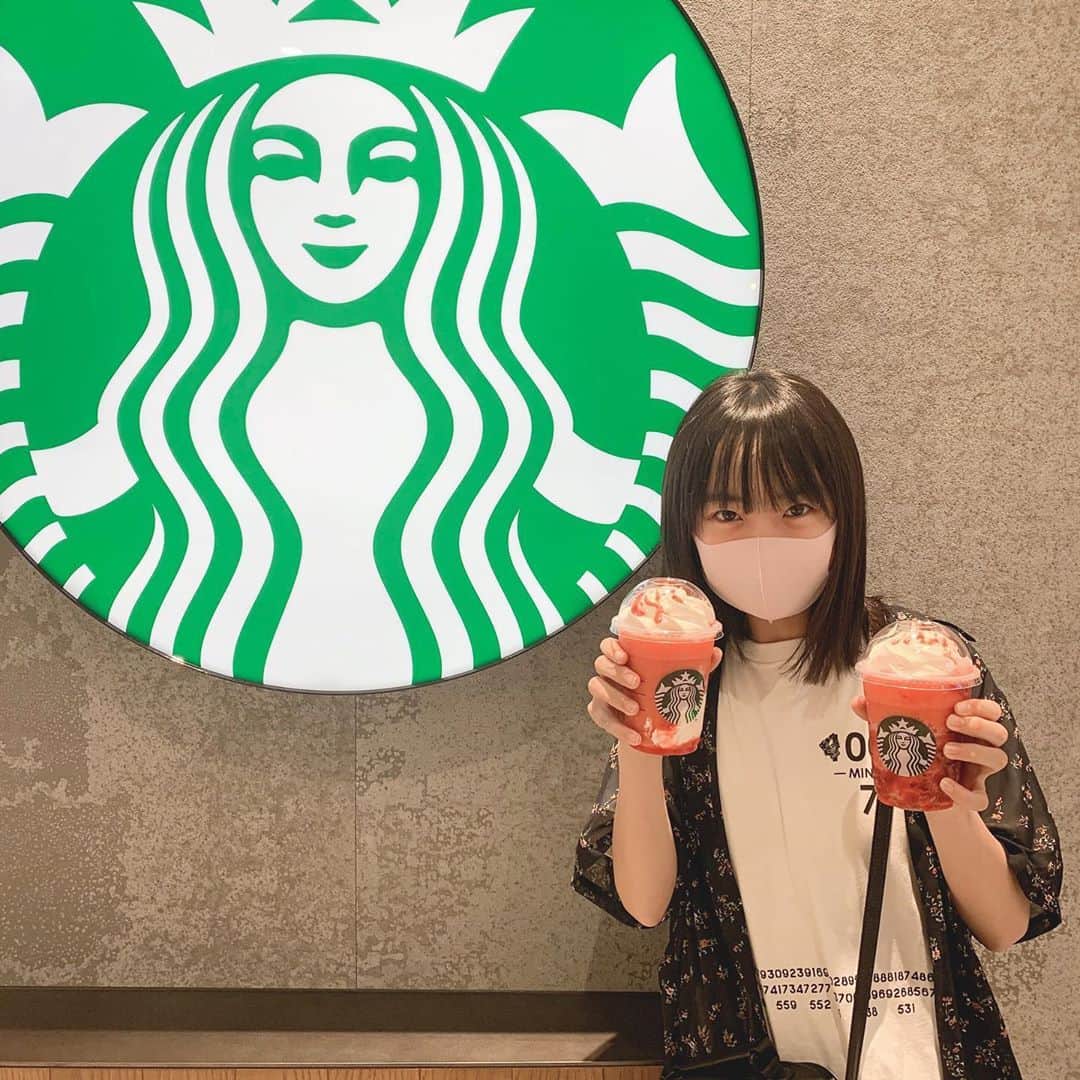 牧野羽咲さんのインスタグラム写真 - (牧野羽咲Instagram)「『シュワッ』『ゴロッ』どっちを飲もうかなーー😲 #スタバ  #スタバ新作  #シュワっとイチゴフラペチーノ  #ゴロッとイチゴフラペチーノ  #牧野羽咲」6月8日 23時13分 - makino_usa_001