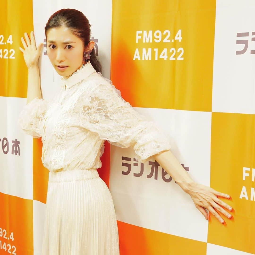 名越涼子さんのインスタグラム写真 - (名越涼子Instagram)「情緒的なポーズ。  #ちょっと自分でも何言ってるかよくわからない  怒涛の一週間のはじまり、はじまり。 一一一一一一一一一一一一一一一一 #手の血管が気になる#ラジオ #ラジオ日本#radio#announcer #news#working#monday #月曜日」6月8日 23時14分 - nagoshi_ryo