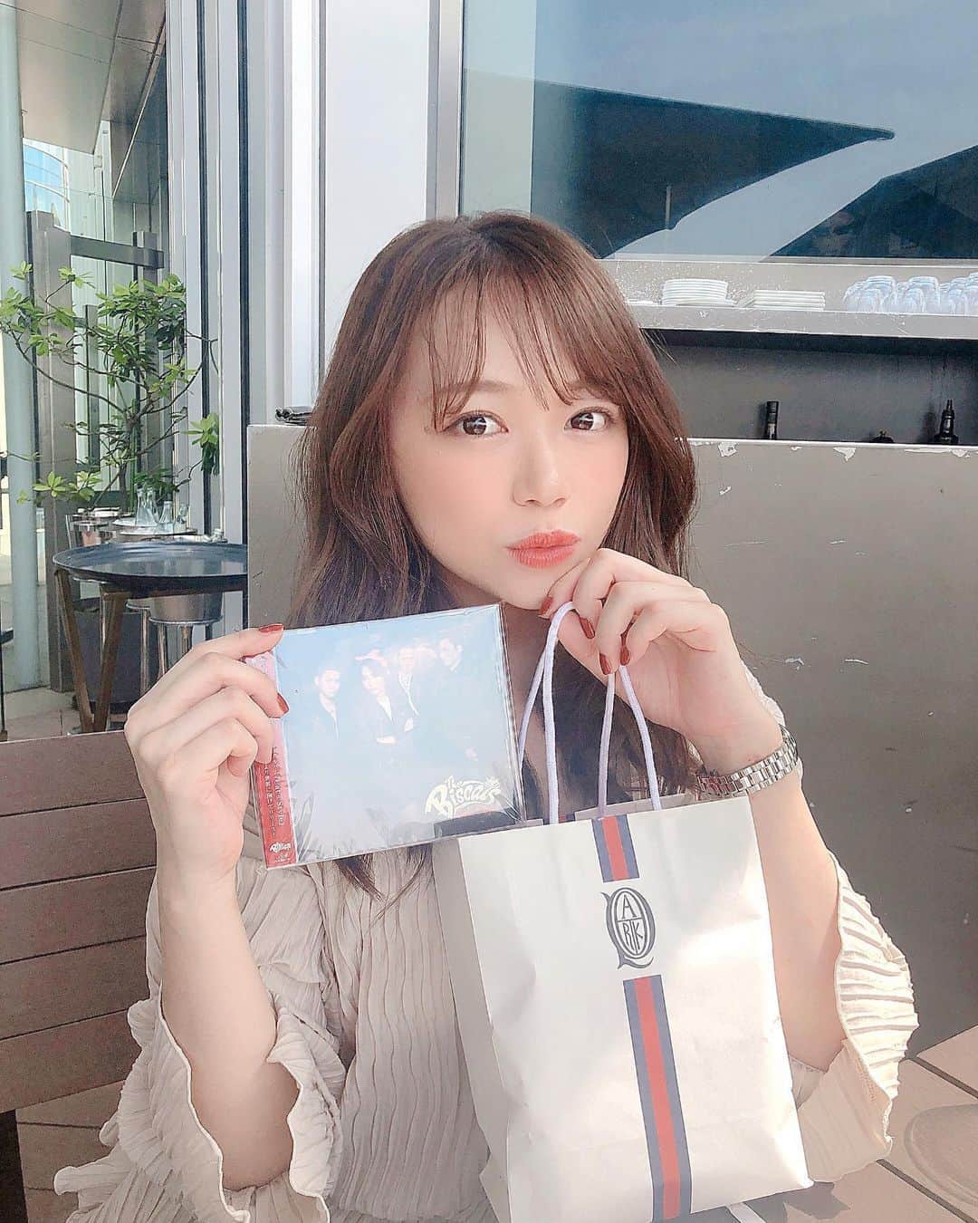 のインスタグラム：「気付いたら誕生日を迎え、こんなわたしも28歳になりました！🎊 たくさんの方にお祝いしていただいて とっても幸せなスタートです☺️💓 また1年、わたしらしく！ とにかく周りのみんなとただただ楽しい毎日を過ごしていけたらそれだけでいいと本気で思ってます👏🏼🧡 . そして両親に感謝☺️ わたしはちゃんと、こんなにも周りの人たちに愛されてる人生だよ！って誰よりも両親に伝えたい🌸 . 28歳も全力で楽しみたいと思ってます❤️ たくさんの方と関わりたい！ また1年よろしくお願いします☺️」