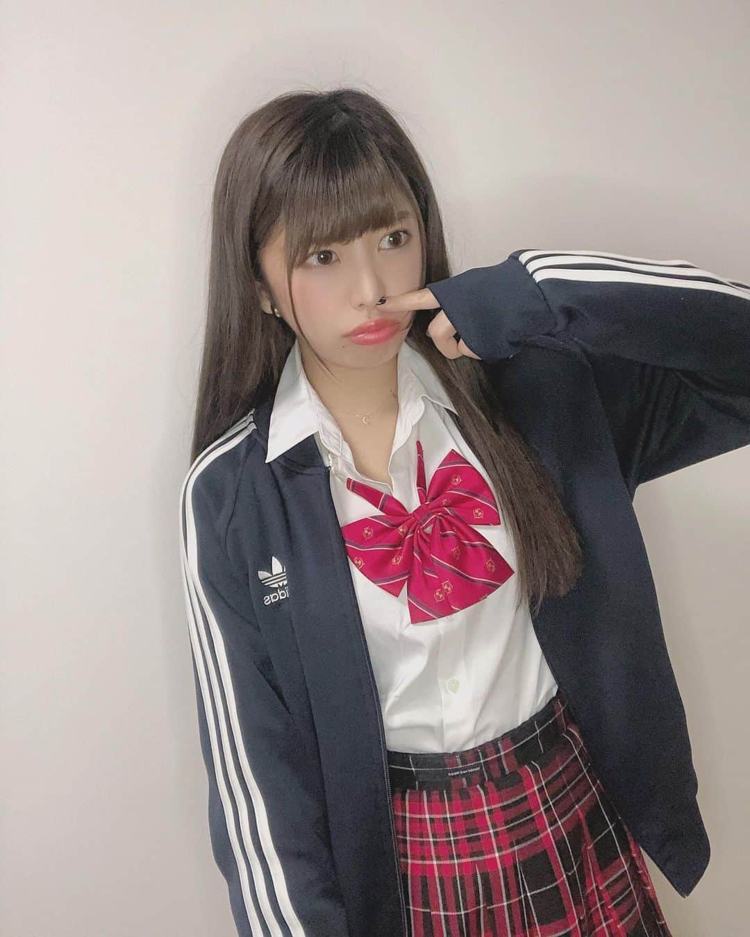EON（梶野恵園）のインスタグラム：「﻿ ﻿ 目の前にあるものを大切にすることが﻿ 大事なんじゃないかと気づいた月曜日でした💮﻿ ﻿ ﻿ ﻿ イノシシ家族生で見て﻿ 大興奮スマッシュブラザーズした月曜日でした💮﻿ ﻿ ﻿ ﻿ #制服 #制服コーデ #制服女子  #リアル制服 #アディダスジャージ  #jk戻りたい」