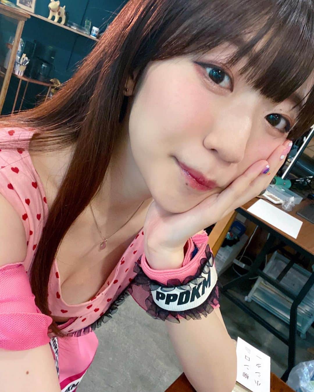 ぱいぱいでか美のインスタグラム：「今日撮影あったから一昨日整体行ってきたよ✌︎ ꙳ #整体 #下北沢jm整体 ꙳ いつもお世話になってる前村先生に 撮影に向けてバリバリゴリゴリ骨整えてもらいました。 定期的に通うようにしてたんだけど 何ヶ月も行けてなかったので スマホっ首というかもはや「肩甲骨終わってますね」とまで言われた(T . T)笑 無事そのへんもゴリっとやってもらい 慢性的な肩こりも今は弱まっとります。 整体はあくまで整体だから日々姿勢気をつけなきゃなー！ 恒例の前村ポーズも久々にやりました☻笑」