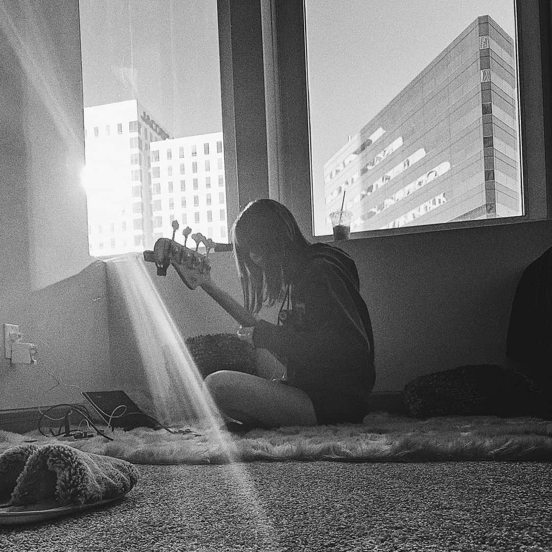 SHIZUKAのインスタグラム：「. She plays bass」