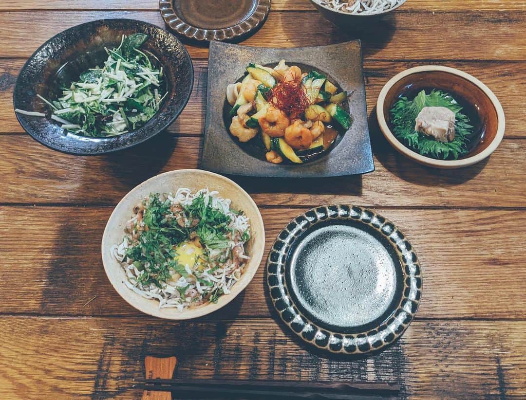 のインスタグラム：「ㅤㅤㅤ 【#blendakitchen 】 Dinner ㅤㅤㅤ ✔︎山利 @nanadaime_yamari_official のしらす丼 ✔︎きゅうりと海鮮の中華炒め (とある媒体でレシピ紹介します) ✔︎いろいろ野菜とモッツァレラのサラダ (モッツァレラは @kurkkufields ) ✔︎自家製ツナ ㅤㅤㅤ 我が家のごはんは @daybyday__2016 から買ってる @egashirasan の玄米と 夫の田舎で作ってるお米を炊く直前に精米。 さらに、むかごこんにゃく米、雑穀、キヌア を入れて炊いてます🌾🍚 美味しくて少しおかわりしちゃった😅」