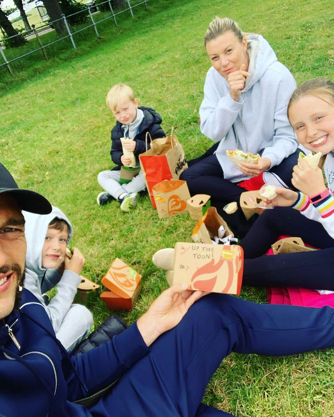 アンディ・キャロルさんのインスタグラム写真 - (アンディ・キャロルInstagram)「Cow Field Nando’s」6月8日 23時30分 - andytcarroll