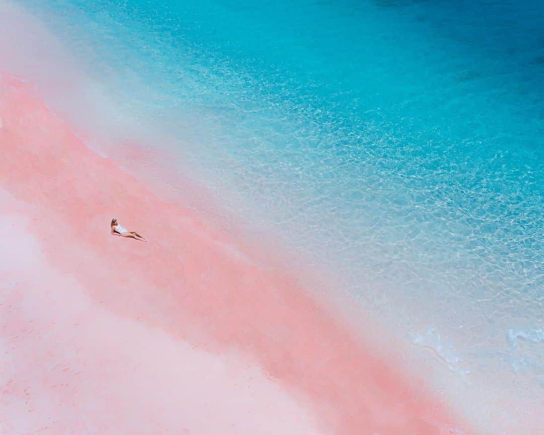 リリー＝ローズ・メロディのインスタグラム：「One of my favorite photo taken during the workshop I hosted last October in Indonesia.  I kept my expectations about Pink Beach very low. You know how sometimes you’d see some places on Instagram but when you’d get there you’d be like 🤔 wait a minute, is that it?!!😅 I actually didn’t think the sand would really be pink. Let me know that my level of excitement was incredibly high when I got there! That was for sure one of the highlight of the trip 🙌🏻」