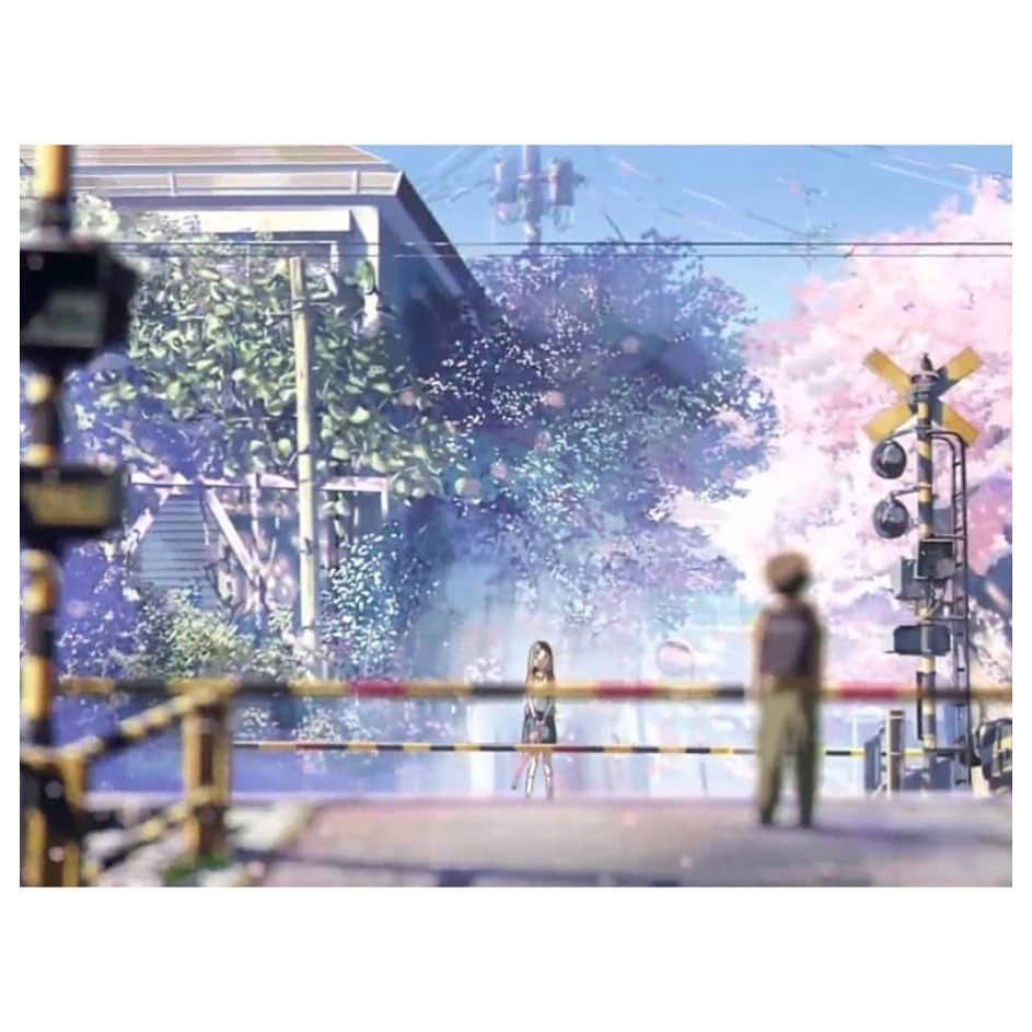 渥美友里恵のインスタグラム：「「桜の舞い落ちるスピード」﻿ ﻿ #秒速5センチメートル ﻿ 会話のスピードも、歩くスピードもこんなに心地が良いなんて﻿ 観ていて切ないけど、心の奥で腑に落ちるのは﻿ 誰もが感じたことがある感情だからなのか…﻿ ﻿ 山崎まさよしさんの 「one more time,one more chance」が﻿ 観る前と観た後では響き方が全然違う。﻿ ﻿ ﻿ マイベストムービーです！！📽🌸﻿ ﻿ ﻿ ﻿ #映画 #映画鑑賞  #映画記録  #新海誠監督 #Atsumovie」