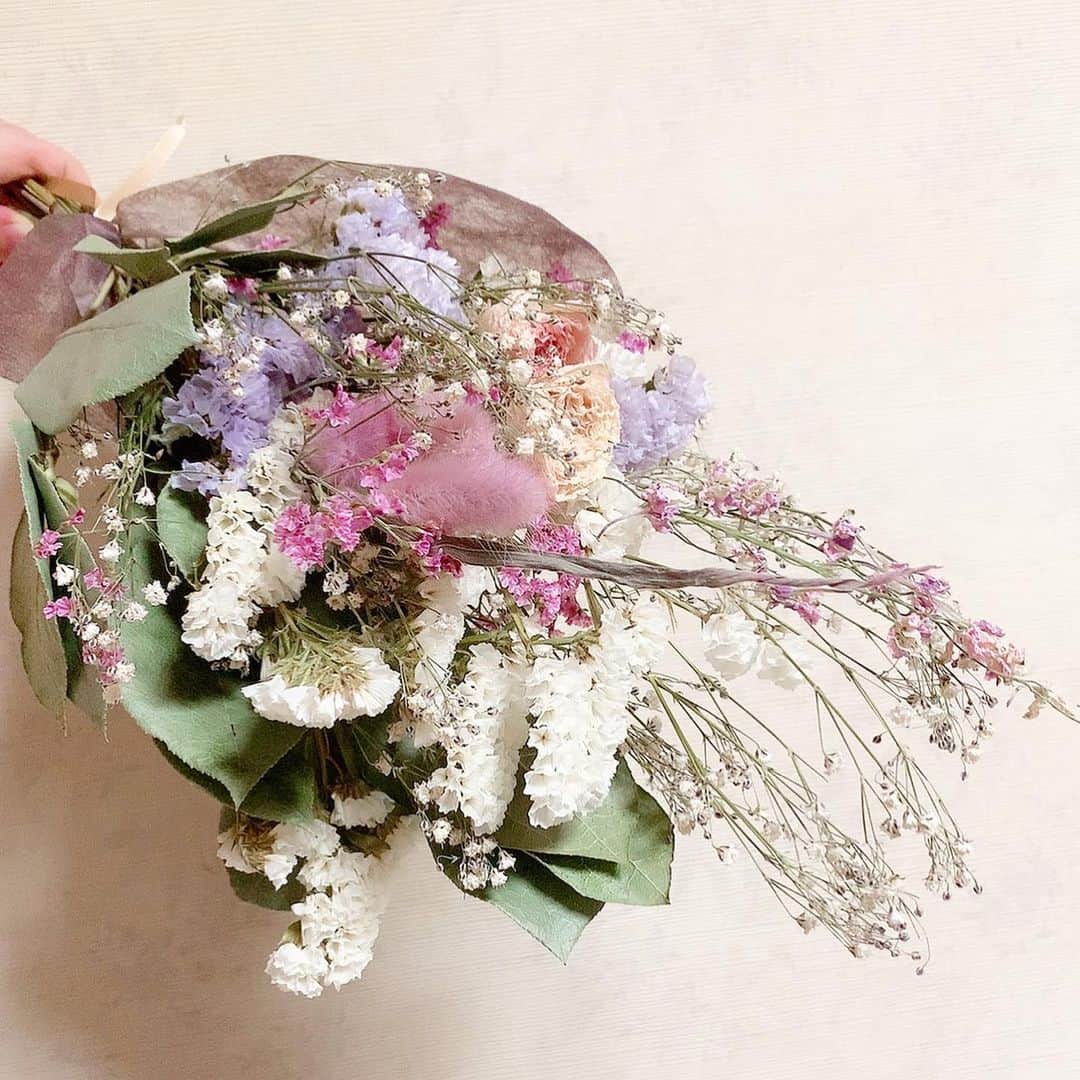 紀伊さつきのインスタグラム：「お仕事先のお姉さまに、お誕生日プレゼントをいただきました。 なんと、、これ全部お一人から！😳💦 ・ まだある…え？まだある…え！まだある！？ ・ めっちゃ独り言いいながら開封🙏 いやほんと、、好きなものばっかり！ 癒しの品々です。ありがとうございます。 おかげさまで夜の収録もハイテンションで乗り切れました！ 雑貨は早速大切に使います…💓 ・ ところで、#あつまれどうぶつの森 で雑草を拾っては #スワッグ を山ほど生産して壁にかけるのがマイブームなの、バレているのでしょうか… 可愛いリアルスワッグにもメロメロ😍 #あつ森 脳なのですが、逆さまに吊るして飾るのが正解で合ってますか…？おしえておしゃれな人！ ・ #プレゼント #花 #ドライフラワー #swag #flowers  #paulandjoe #タオルハンカチ #ハリネズミ #うさぎ #ゆかりの動物たち #温マスク #ホットアイマスク #初体験 #癒し」