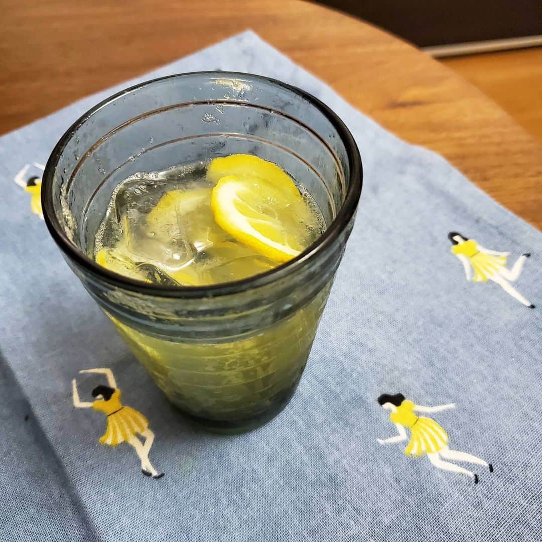 近江谷杏菜さんのインスタグラム写真 - (近江谷杏菜Instagram)「🍋🍋🍋. ６月に入り、トレーニング内容もだんだんとレベルアップしてきました！ 毎回汗びっしょり、毎晩ぐったり。 . だからなのか…いつになく酸っぱいものを欲している…… 最近のお気に入りは、レモンスカッシュ。 これを飲んで何かをチャージして寝ます。 . #レモン果汁はたっぷり一個分 #てんさい糖のレモンシロップ漬け #強炭酸水で割ります #一瞬で飲み干しちゃう😀」6月8日 23時43分 - annaohmiya12