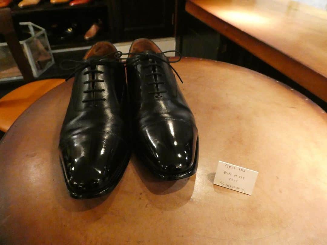 Yuya Hasegawaさんのインスタグラム写真 - (Yuya HasegawaInstagram)「The 37th birthday gift is shoeshine👞✨What a wonderful present❗️❗️ 旦那さんの37歳の誕生日プレゼントに靴磨き。素敵過ぎる😭❗️メモリアルな靴磨き、もちろん最高に心を込めて磨かせて頂きました！ #brifth #shoeshine #present #靴磨き #誕生日プレゼントに靴磨き #素敵！！」6月8日 23時49分 - yuya.hasegawa.brift.h