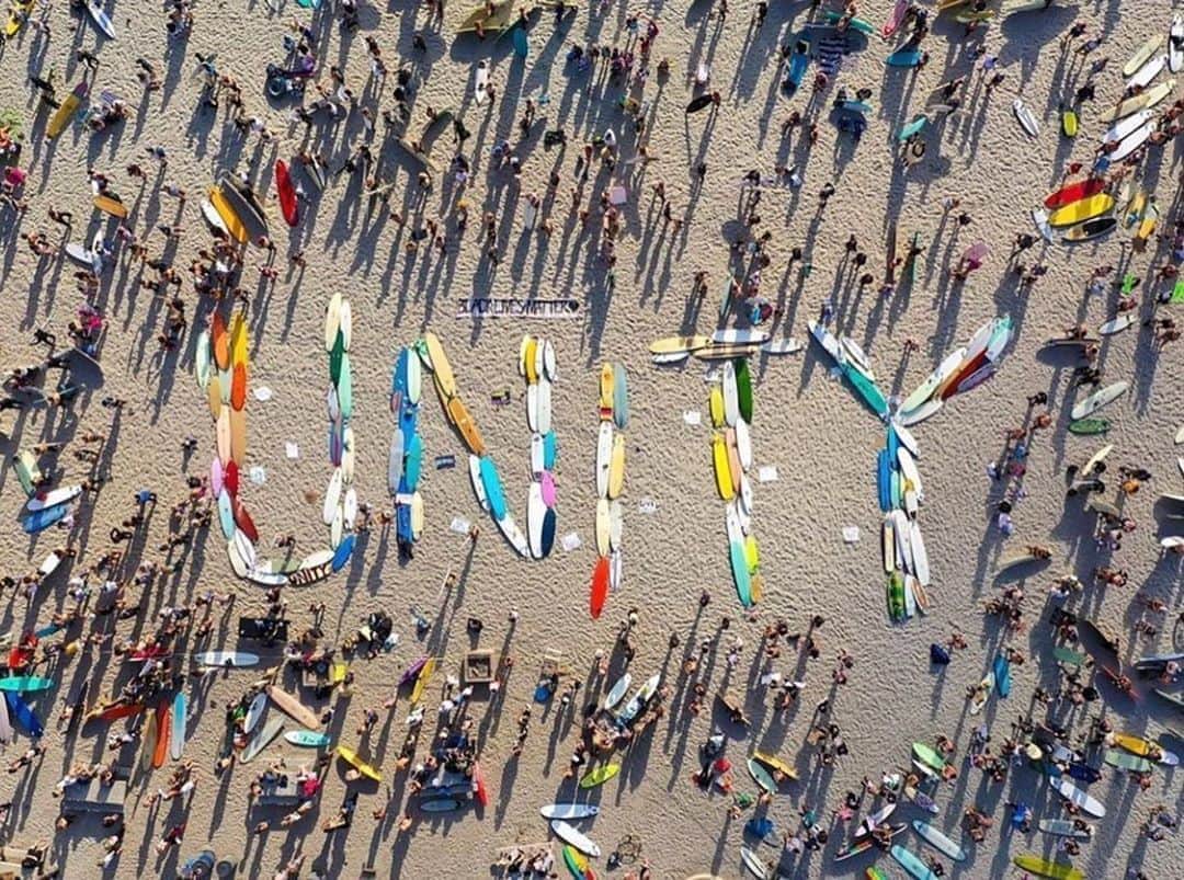 オデット・アナブルのインスタグラム：「Beautiful. #blm ・・・ Surfers in Encinitas, CA show solidarity. [via @donaldmiralle]」
