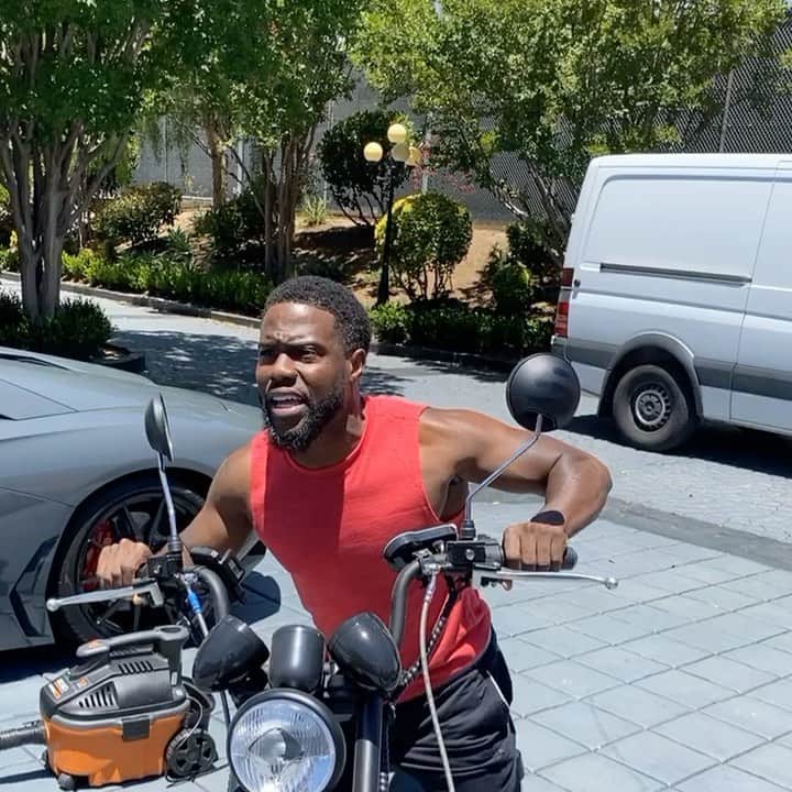 ゲームのインスタグラム：「When ya neighbors come over unannounced to borrow sugar lol... @kevinhart4real #CallFirstNextTimeKevin #BikeBiggerThanYouHeadAhhhh #iThoughtHeWasSellinChocolate #MyNiggaEvenIfYouDontGetNoBigga #Literally 🤣🤣🤣 #LoveYouBro」