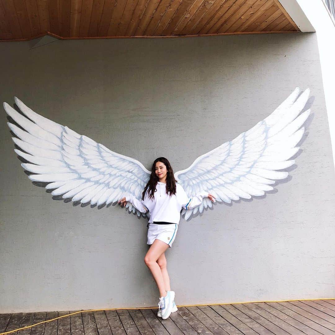 チェ・ソンヒョンのインスタグラム：「나의천사 😇😇 #글램핑 장에 예쁜 날개벽화가 있었어요!  #꼬도브꼬 #돌고래커플🐬🐬 #해가뜬다🌻🌻」