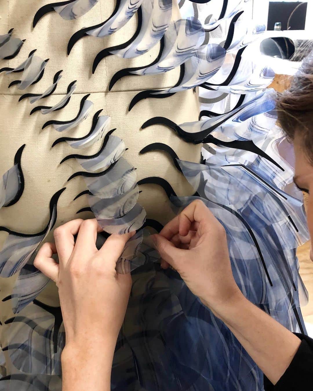 Iris Van Herpeさんのインスタグラム写真 - (Iris Van HerpeInstagram)「Inside the atelier ~ excited to create together again inside our atelier that has re-opened recently. The Hydromedusa dress is being made from transparent blue glass-organza spheres that are multilayered and heat-bonded to 3D lasercut dendrites of black cotton, to spine asymmetric waves that arc the body ‘medusoidly’. ~  Video: @jipmus Model: @yuehan_official  #irisvanherpen #couture #sensoryseas #atelier」6月9日 0時00分 - irisvanherpen