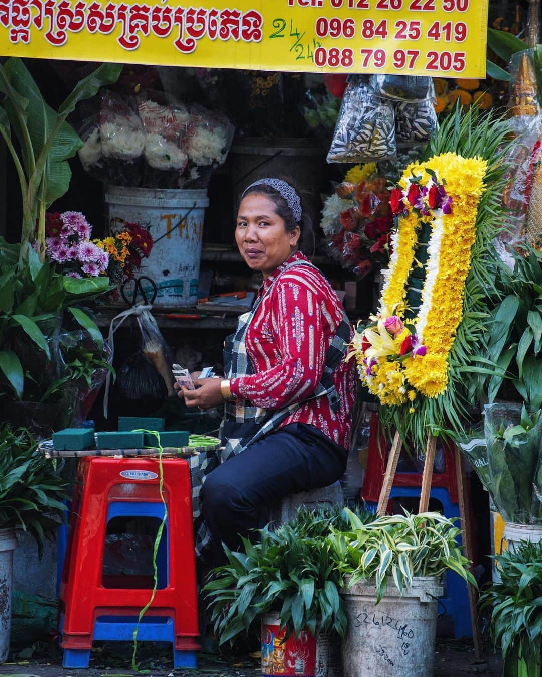 Shunsuke Miyatakeのインスタグラム：「A florist, Phnom Penh, Cambodia」