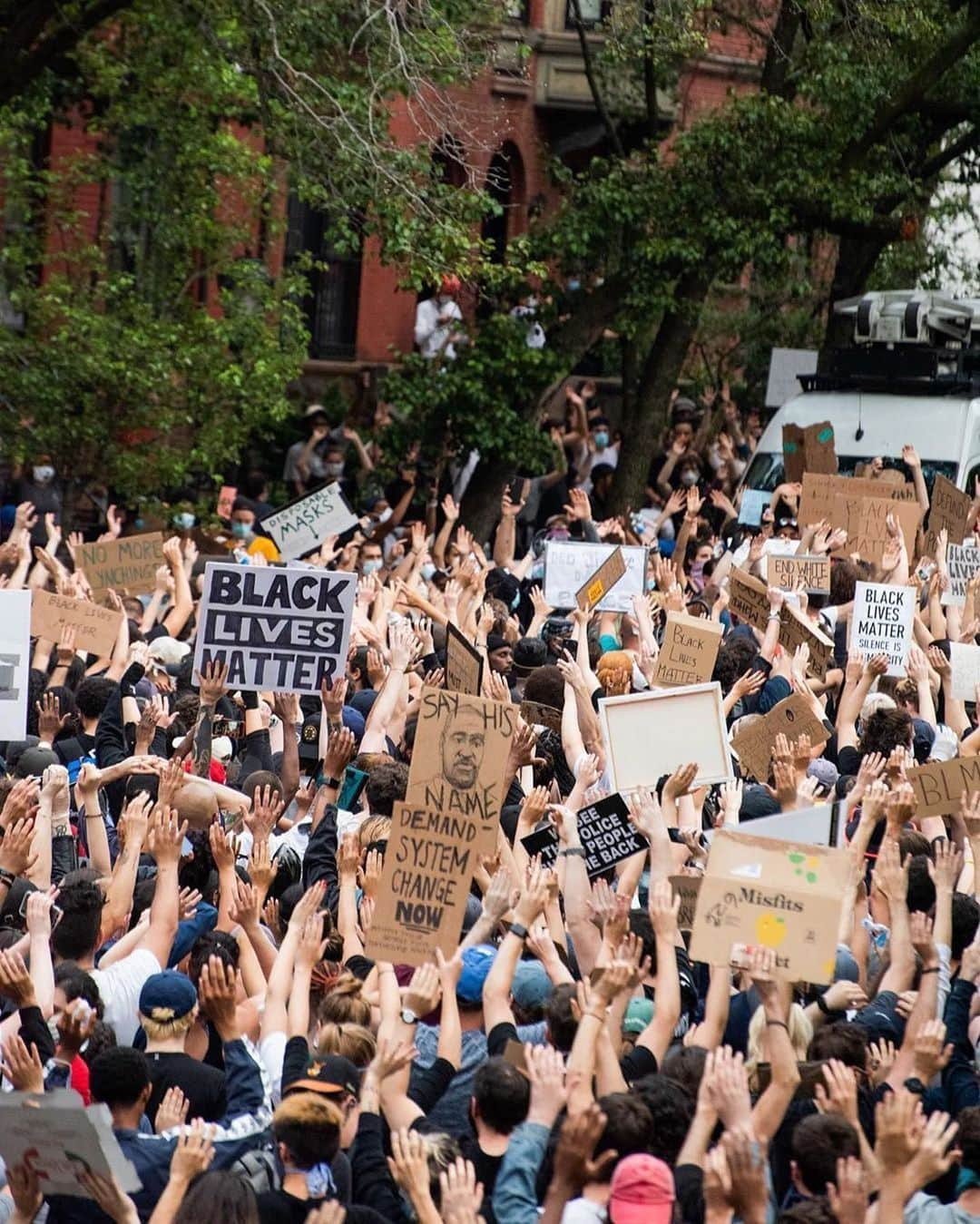 タラ・リンさんのインスタグラム写真 - (タラ・リンInstagram)「Black Lives Matter  Donate if you can to @blklivesmatter @campaignzero  Photo by @ryanmcginleystudios」6月9日 0時12分 - taralynn