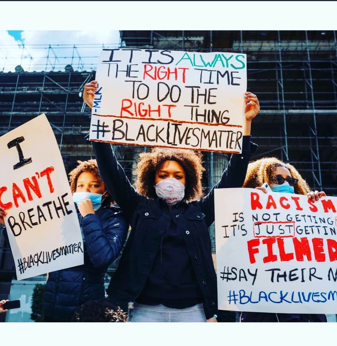 レイラ・ンダさんのインスタグラム写真 - (レイラ・ンダInstagram)「In Brussels, We say NO to RACISM and the end of Police Brutality “ To ignore evil is to become accomplice to it” M.L.K #blacklivesmatter #stopracism#icantbreathe #brussels 🙏🏾🙏🏾」6月9日 0時20分 - leila.nda