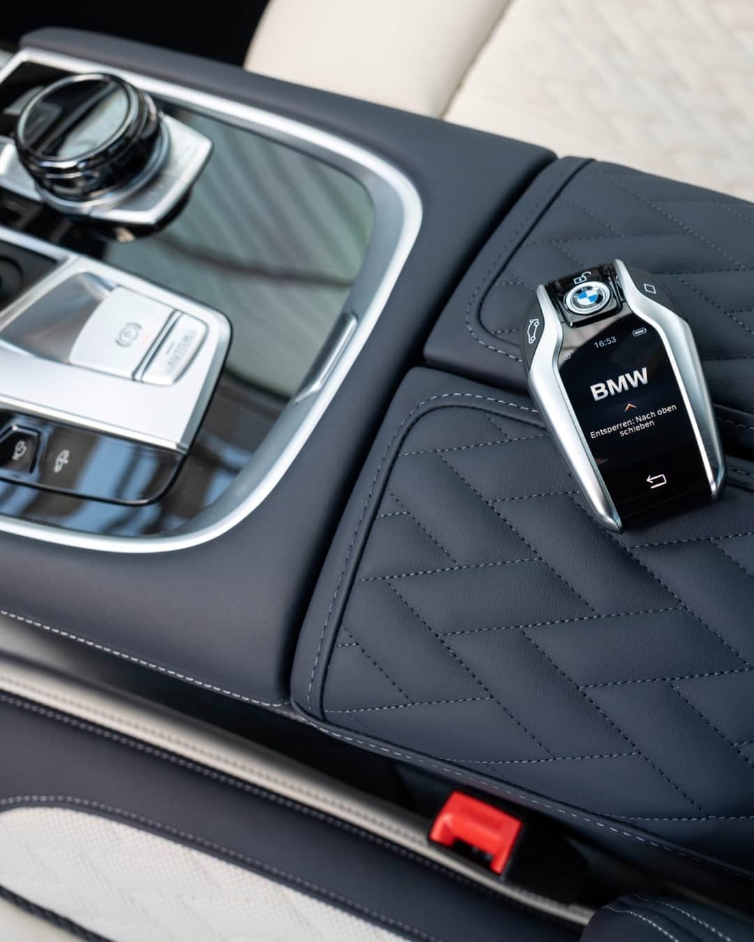 BMWさんのインスタグラム写真 - (BMWInstagram)「Be a Wolf. It's all about attitude. #BMW #7Series #luxurycars #instadogs #dogsofinstagram」6月9日 0時13分 - bmw