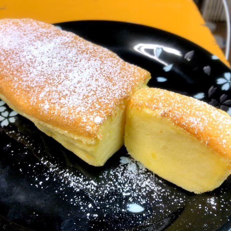 兵頭彰のインスタグラム：「前から台湾カステラというものを食べてみたかったのでこしらえてみました🔥 形は崩れてしまいましたが、コレはうまい😋 #bjw  #大日本プロレス #大日道場飯」
