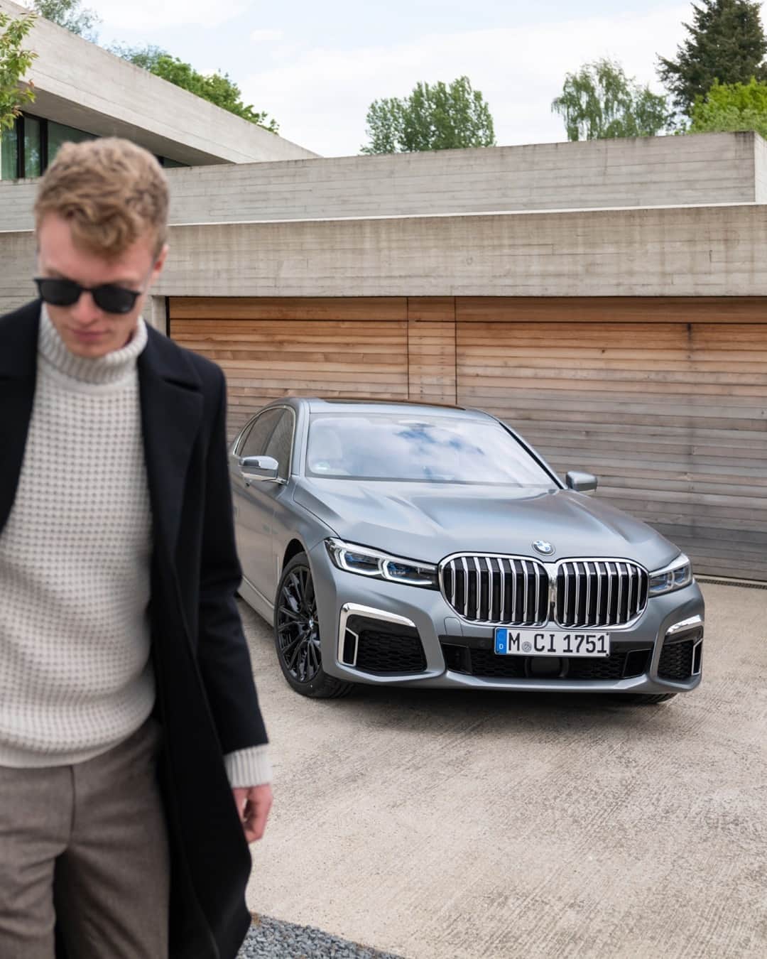 BMWのインスタグラム：「Take the best. #THE7 with the new exterior BMW Individual paint finish Frozen Bluestone metallic, available from July 2020. #THE7 #BMW #7Series #luxurycars」