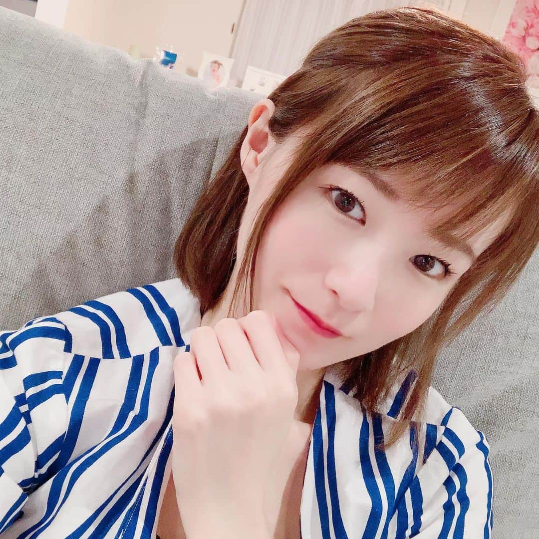 しほの涼のインスタグラム：「インスタライブありがとうございました🙇‍♀️💕 平日の夜なのに500人以上見てくださって、 感激😭😭 終盤にカスの極みな話してすみません😂💦 またやりたいと思います🤍☁️🍼🤍 たかちもありがとう🌟🌟🌟 #インスタライブ#ありがとうございました #インスタ女子 #ママグラム#ママグラムもよろしく」
