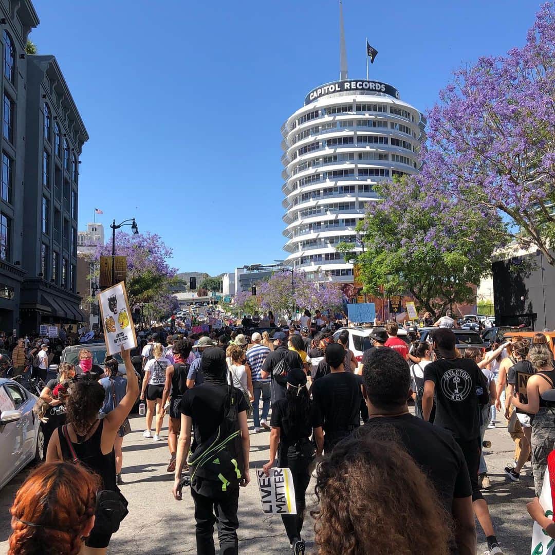 のインスタグラム：「Just a few of the twenty thousand that showed up yesterday. Hell yes LA. #blacklivesmatter」