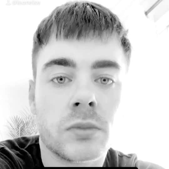 レオン・エルスのインスタグラム：「Go follow me on tiktok :)」