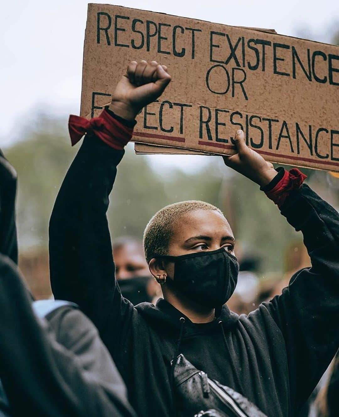 リアン・ラ・ハヴァスのインスタグラム：「I protested in London over the weekend. It was an impassioned but peaceful protest. People from all walks of life in attendance but we were all linked by our anger, pain, exhaustion and frustration. It was beautiful also to see many non black protesters marching in solidarity and seeking to gain understanding. Simply just being together was inspiring and highly emotional, but poignant. Seeing the world responding like this gives hope, but it’s still a very long road #blacklivesmatter 🖤 . . . .  Photographers in order @soniamartinezmulner  Me @rickyrxse (images 3 & 4)  @NigePics (images 5 & 6)」