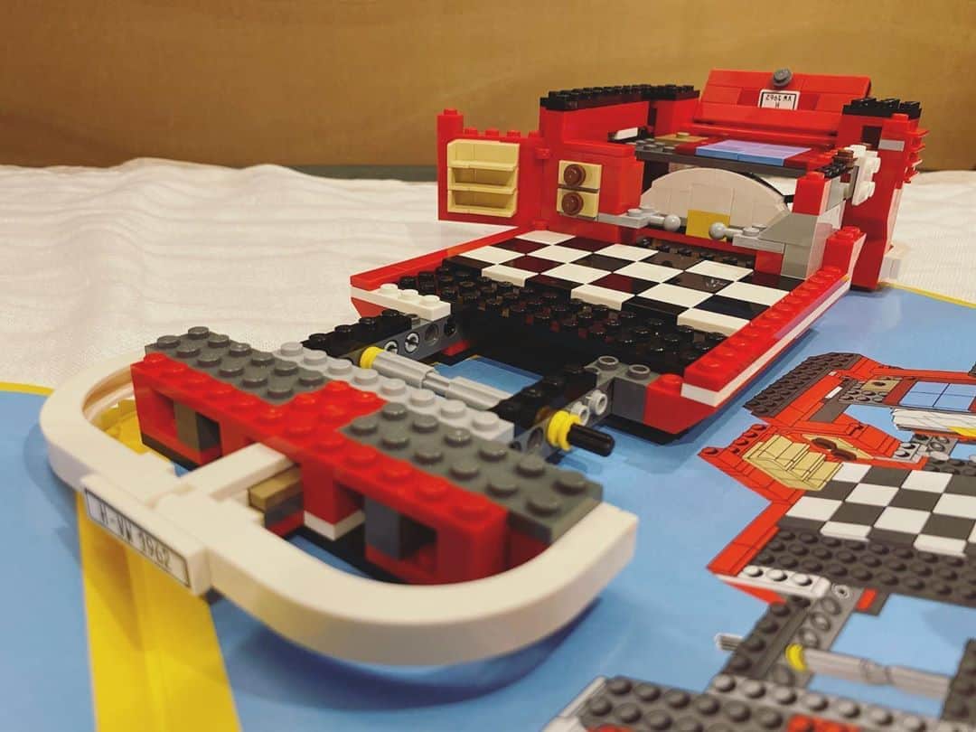 石川龍のインスタグラム：「40/115工程までできた！立体的になってきた！  #レゴ #lego #フォルクスワーゲン #volkswagen #legocreators」