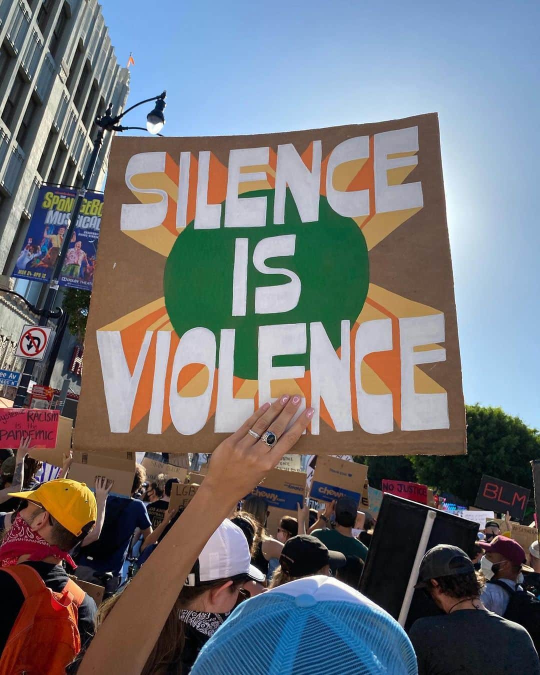 ロレンザ・イゾのインスタグラム：「✊🏻✊🏼✊🏽✊🏾✊🏿 #blacklivesmatter #blacklivesmatterla」