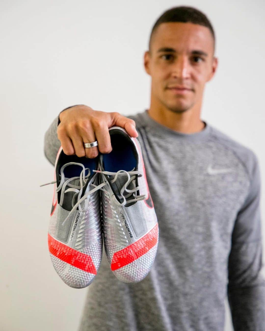 ロドリゴ・モレノ・マチャドのインスタグラム：「Preparado para volver con mis nuevas #NikePhantom parte del #NeighborhoodPack! 💪🏽🦇 #TeamNike #NikeFootball」