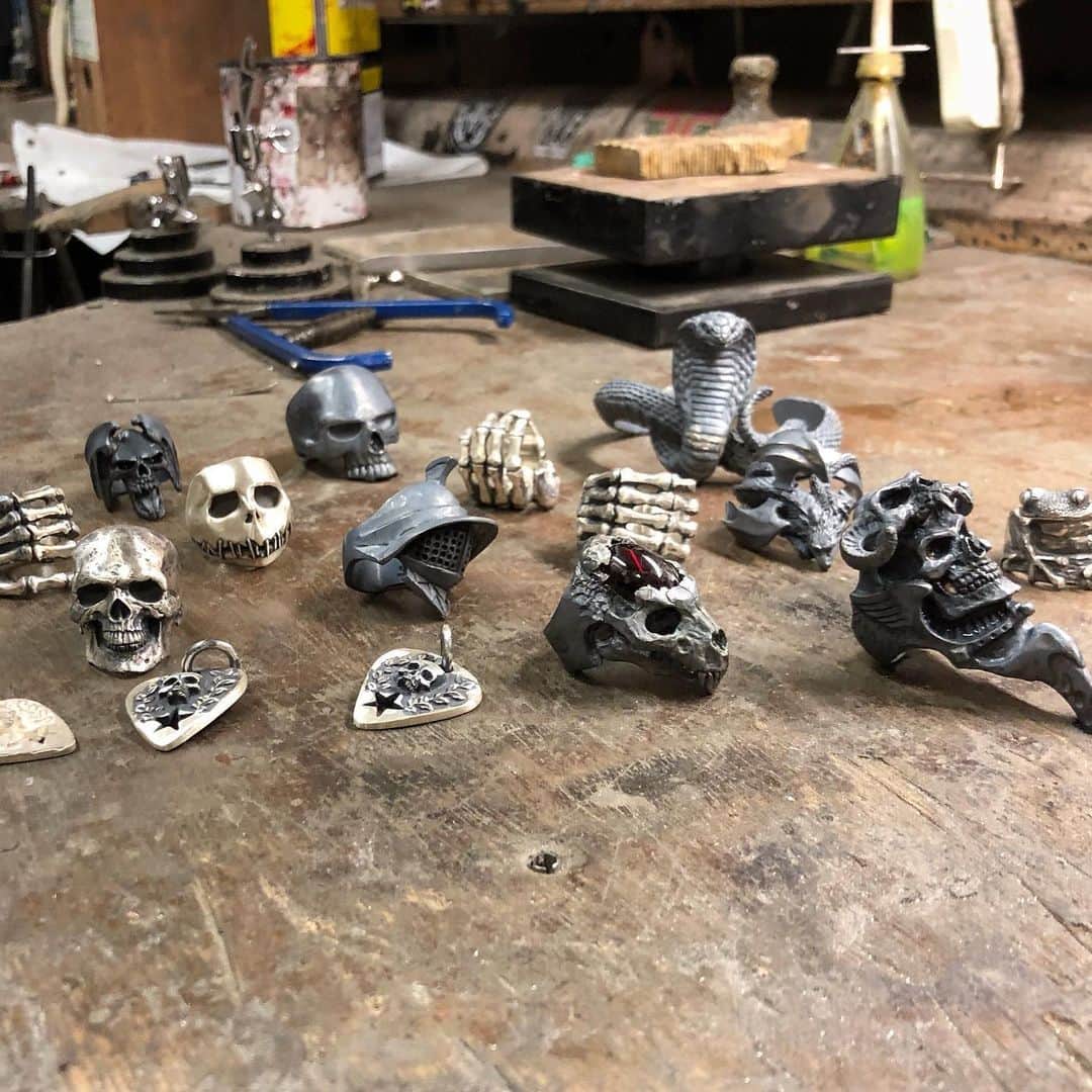 のインスタグラム：「Love this mid-make shot 💀*** limited edition Guitar Picks are no longer available *** #design #workshop #silver #rings #gothic #skull #heavymetal #rocknroll」