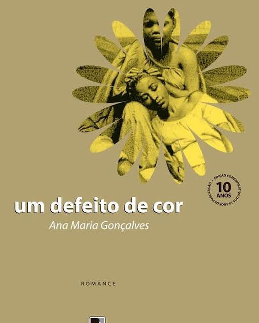 フェルナンダ・ロドリゲスさんのインスタグラム写真 - (フェルナンダ・ロドリゲスInstagram)「Que tal iniciar a nossa semana dando continuidade as reflexões e debates sobre racismo?! Quero compartilhar com vocês essas dicas de leitura! Duas obras escritas por escritoras negras maravilhosas!  UM DEFEITO DE COR, é um romance escrito por Ana Maria Gonçalves. Esse livro mexeu profundamente comigo, me emocionei várias vezes e morri de saudades quando ele acabou. A obra conta a história do Brasil a partir de um outro olhar.  PEQUENO MANUAL ANTIRRACISTA, escrito por Djamila Ribeiro. O livro propõe ideias concretas para estimular o autoconhecimento e a adoção de práticas antirracistas #boaleitura」6月9日 0時53分 - fegaray