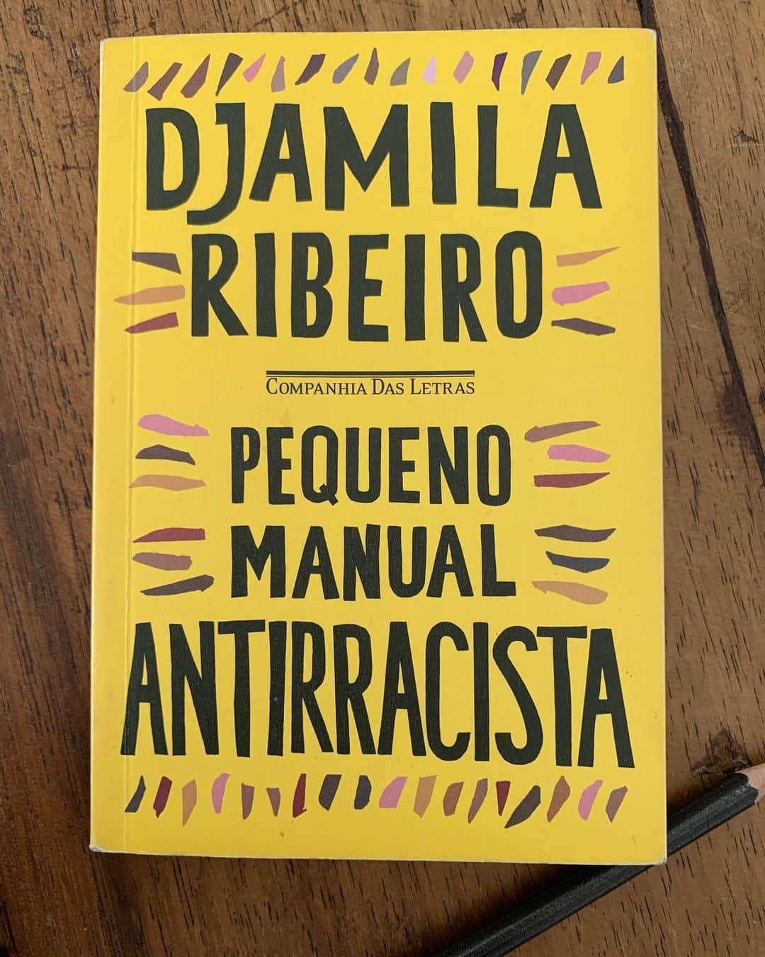 フェルナンダ・ロドリゲスさんのインスタグラム写真 - (フェルナンダ・ロドリゲスInstagram)「Que tal iniciar a nossa semana dando continuidade as reflexões e debates sobre racismo?! Quero compartilhar com vocês essas dicas de leitura! Duas obras escritas por escritoras negras maravilhosas!  UM DEFEITO DE COR, é um romance escrito por Ana Maria Gonçalves. Esse livro mexeu profundamente comigo, me emocionei várias vezes e morri de saudades quando ele acabou. A obra conta a história do Brasil a partir de um outro olhar.  PEQUENO MANUAL ANTIRRACISTA, escrito por Djamila Ribeiro. O livro propõe ideias concretas para estimular o autoconhecimento e a adoção de práticas antirracistas #boaleitura」6月9日 0時53分 - fegaray