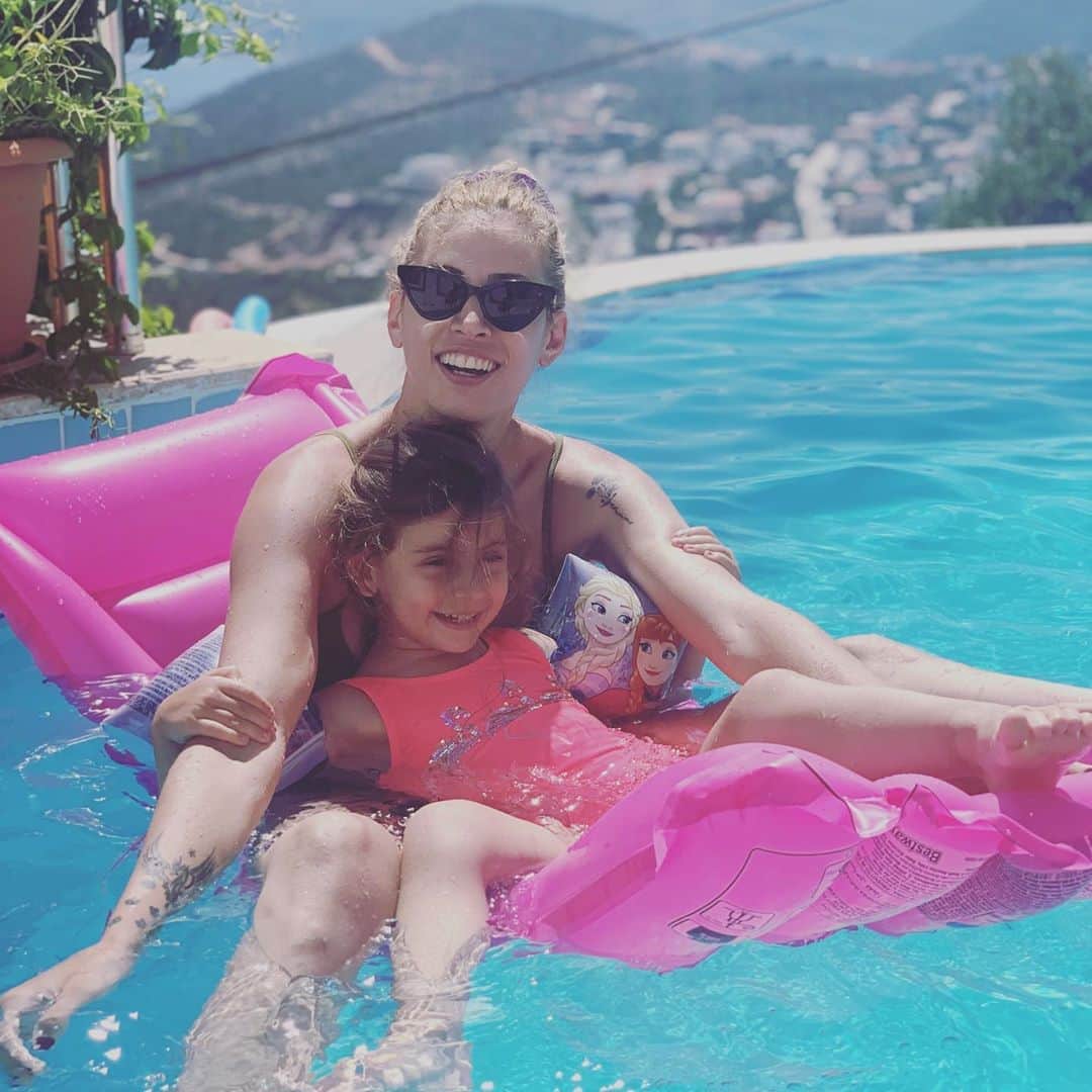 バハル・トクソイのインスタグラム：「En güzel yaşında, en hızlı büyüdüğü dönemde 3 aydır her an birlikteyiz. Şükretmek için nedenim çok, pek çok. 💕」