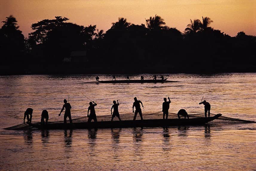Michael Yamashitaさんのインスタグラム写真 - (Michael YamashitaInstagram)「Uncharted waters: the Mekong River, the lifeblood of Southeast Asia that has nourished civilizations for thousands of years is in deep trouble as water levels have reached record low levels. No country is feeling the heat — due to a continuing drought that is exacerbated by our warming planet —more than Cambodia, home to Southeast Asia’s largest lake, the Tonle Sap, which connects with the Mekong. The only hope is that nature will come to the rescue with an early start to this year’s rainy season which should begin this month.  Each year, after the rains begin, the Tonle Sap expands many times in size and provides vital habitat for fish. In a normal year, at least a half million tons of fish are taken from it, translating into the world's largest for one body of water and providing the 16 million people of Cambodia with most of its protein. In the past 2 years, though, it’s estimated that fish catches have declined up to 90 percent creating concerns for a major food crisis and forcing many fishermen to abandon their livelihoods. Here are photographs of some of those being affected.  #tonlesap #mekong #mekongriver #cambodia」6月9日 0時54分 - yamashitaphoto