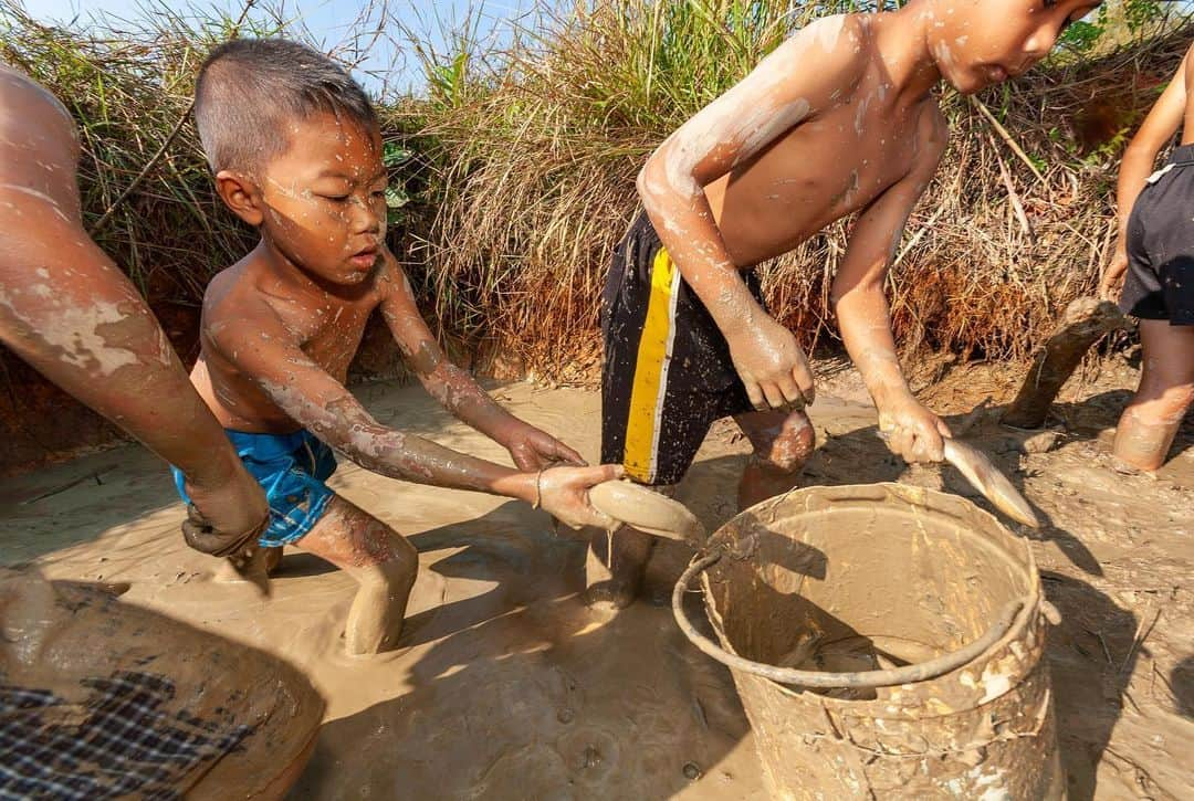 Michael Yamashitaさんのインスタグラム写真 - (Michael YamashitaInstagram)「Uncharted waters: the Mekong River, the lifeblood of Southeast Asia that has nourished civilizations for thousands of years is in deep trouble as water levels have reached record low levels. No country is feeling the heat — due to a continuing drought that is exacerbated by our warming planet —more than Cambodia, home to Southeast Asia’s largest lake, the Tonle Sap, which connects with the Mekong. The only hope is that nature will come to the rescue with an early start to this year’s rainy season which should begin this month.  Each year, after the rains begin, the Tonle Sap expands many times in size and provides vital habitat for fish. In a normal year, at least a half million tons of fish are taken from it, translating into the world's largest for one body of water and providing the 16 million people of Cambodia with most of its protein. In the past 2 years, though, it’s estimated that fish catches have declined up to 90 percent creating concerns for a major food crisis and forcing many fishermen to abandon their livelihoods. Here are photographs of some of those being affected.  #tonlesap #mekong #mekongriver #cambodia」6月9日 0時54分 - yamashitaphoto